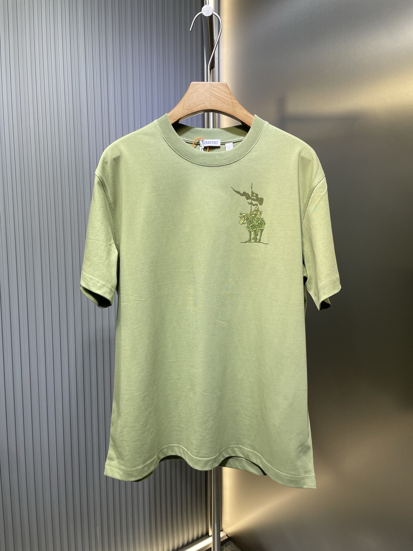 BUR🌟 【Réplica superior】 La nueva camiseta 25Ss está hecha de tela de algodón de tejido liso, decorada con el logotipo …