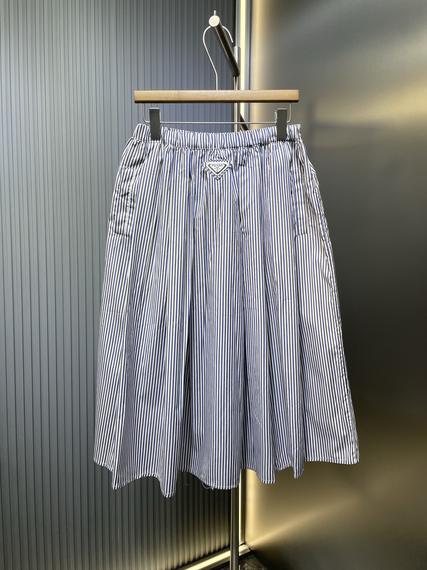 prada🌟[Réplica superior] 2025 Principios de primavera Nuevo estilo Falda larga plisada a rayas Decoración de triángulo…