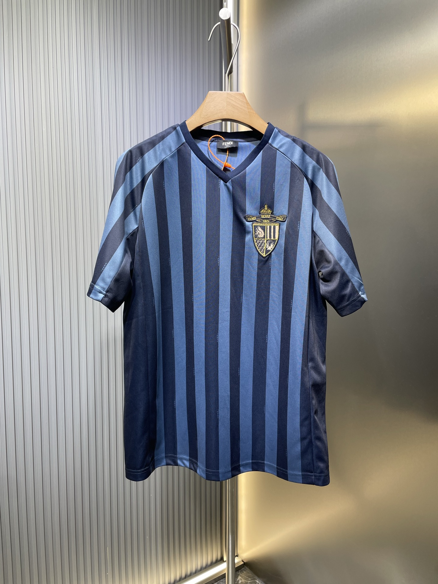 Fendi Club🌟【Réplica de primera calidad】Camiseta de manga corta con insignia y rayas, tejido deportivo de nailon de alt…