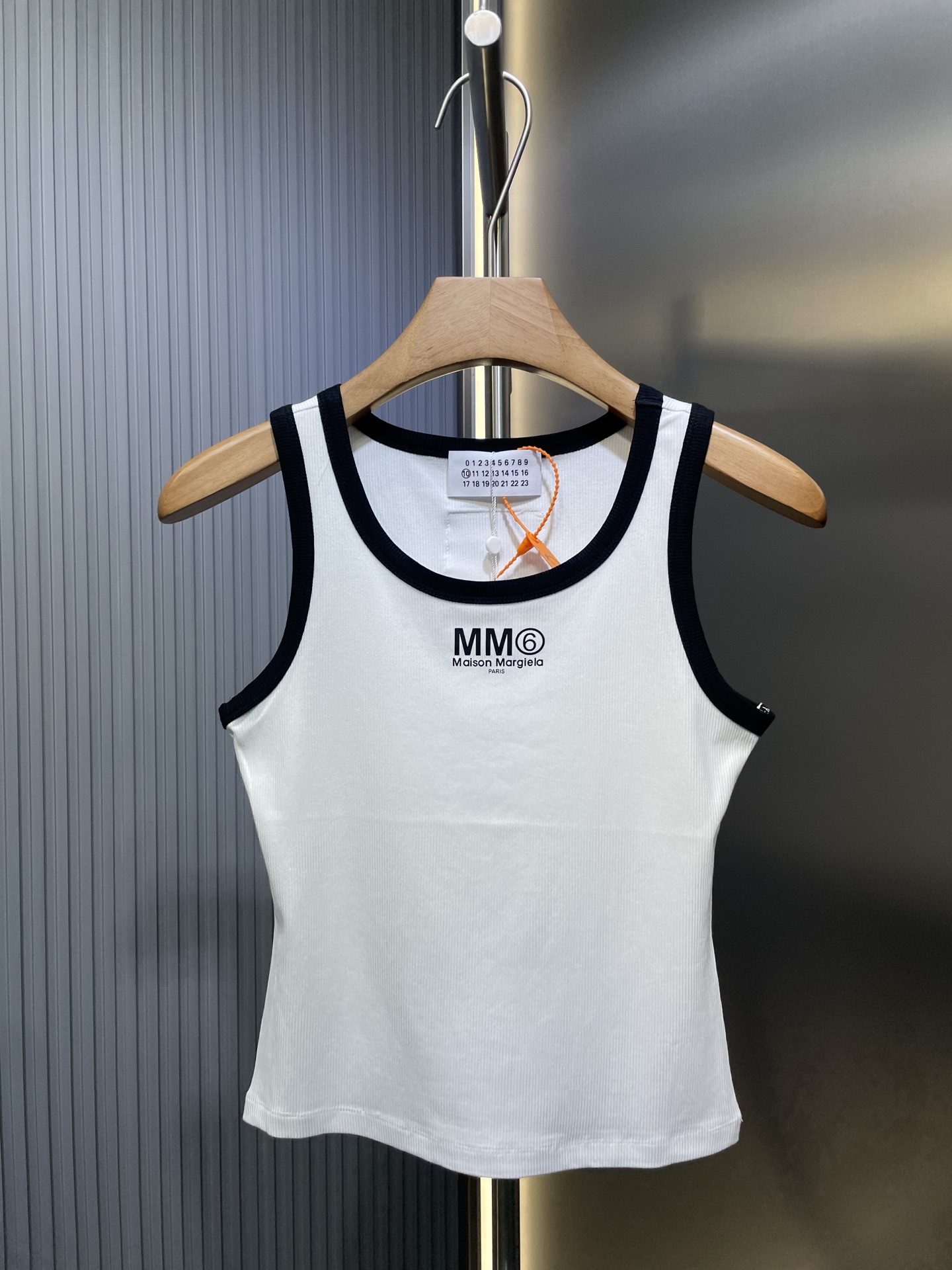 MM6 🌟【Réplique de luxe】Nouveau débardeur sans manches 25SS, tissu ultra élastique, coupe classique de base, avec un im…