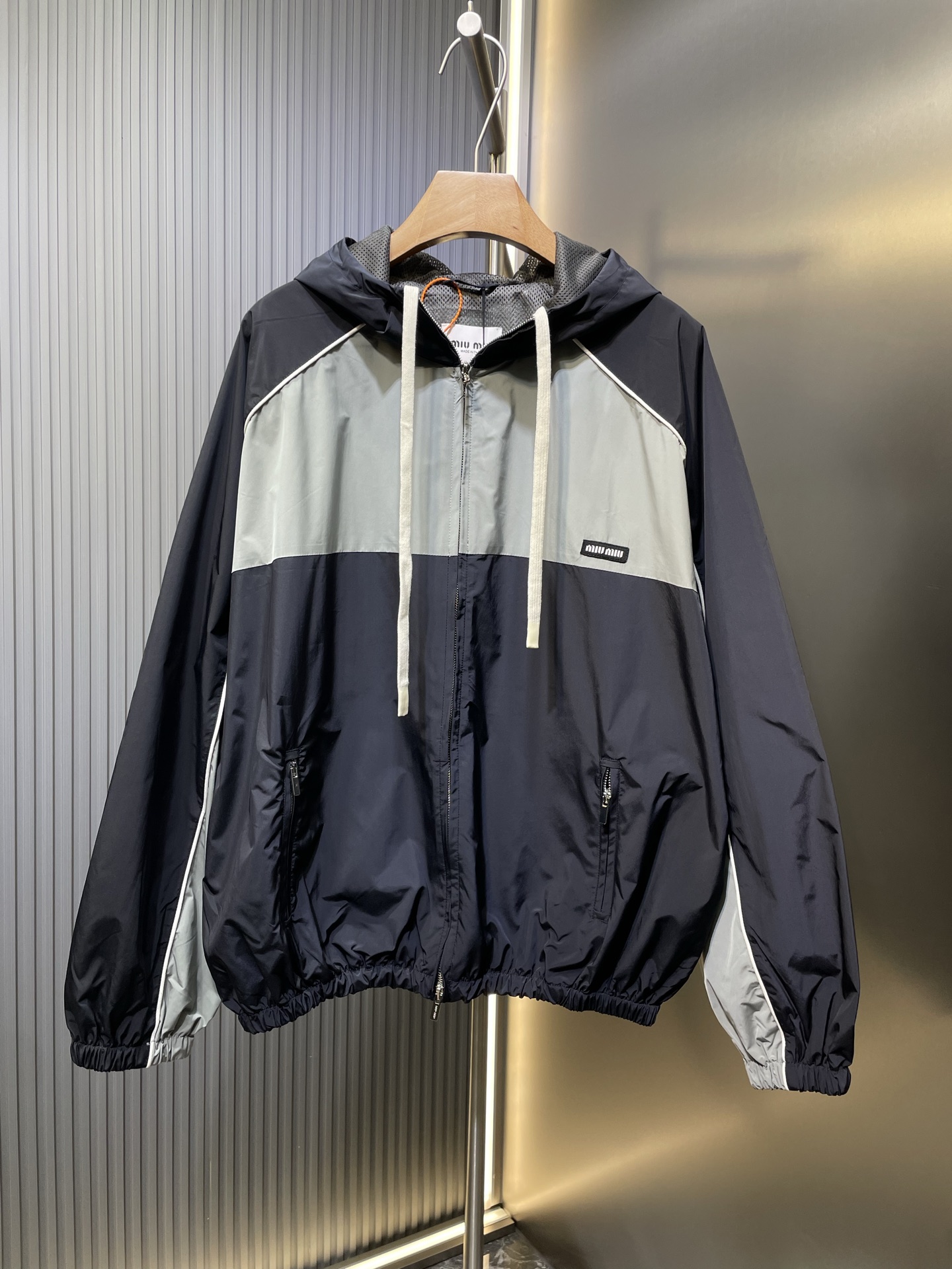 Qualité originale🌟miu25 nouveau 【Réplique de luxe】Fermeture éclair sportive rétro à contraste de couleurs, design à pa…