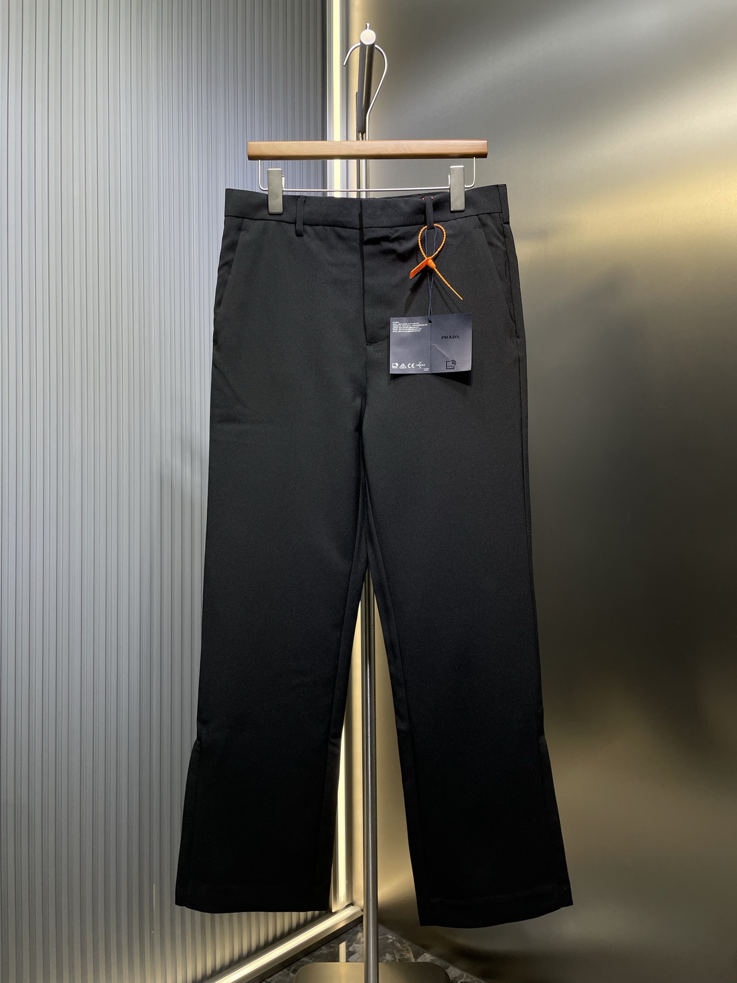 Prada🌟【Réplica superior】Pantalones casuales con logo triangular. Pantalón antiarrugas de poliéster personalizado. Suav…