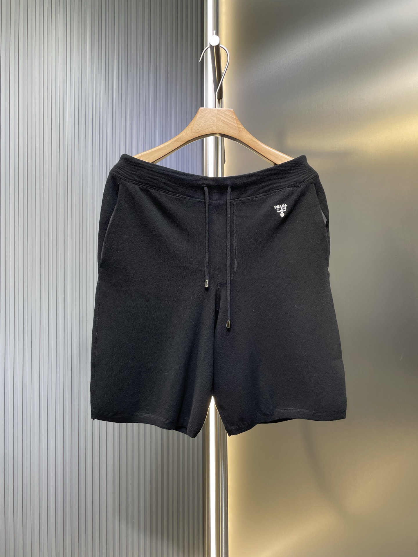 PRADA 🌟【Réplica superior】Pantalones cortos clásicos con cordón bordado. Compra auténtica 3239. Hilo de algodón fino de…