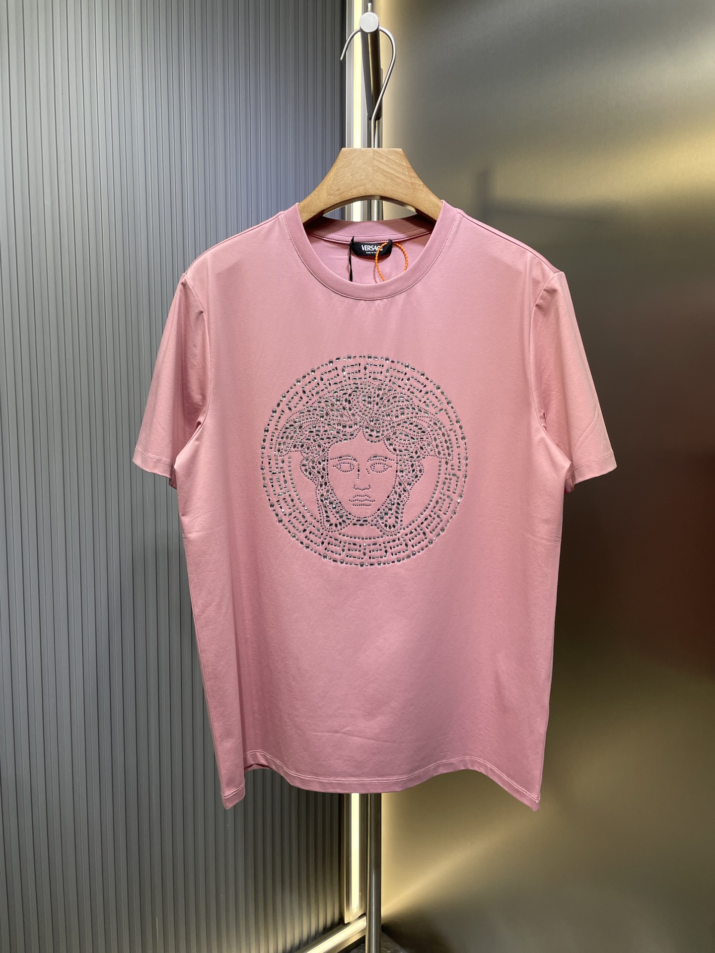 Versace (Versace)🌟【Réplica de primera calidad】Camiseta de manga corta de cuello redondo con cristales de la nueva cole…