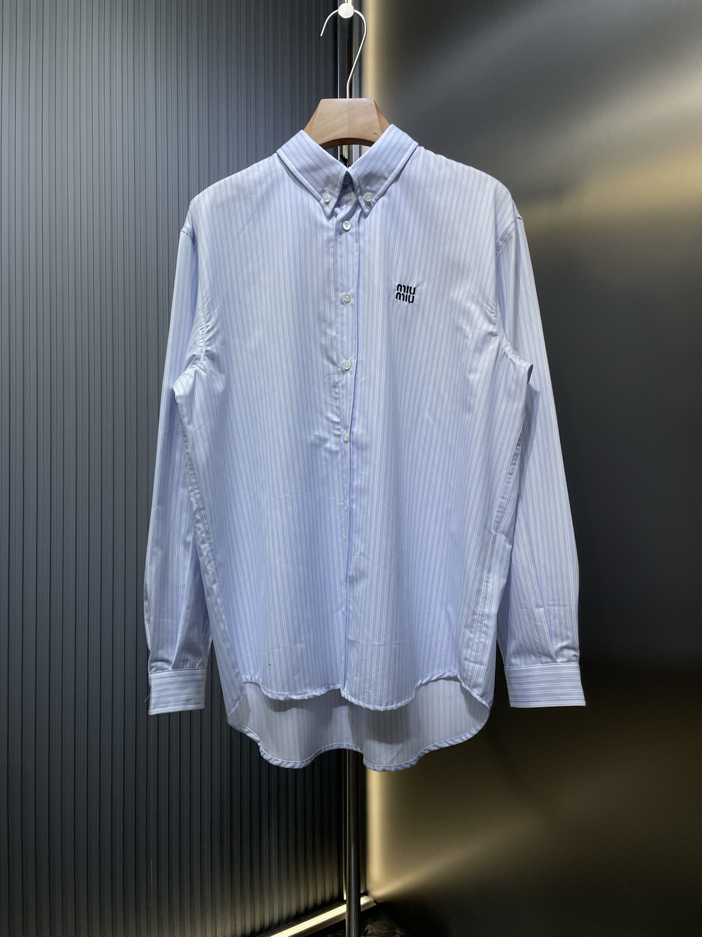 MIU MIU🌟【Réplique de luxe】Chemise en coton à rayures avec logo 25SS, développée à partir d'un achat authentique de 985…