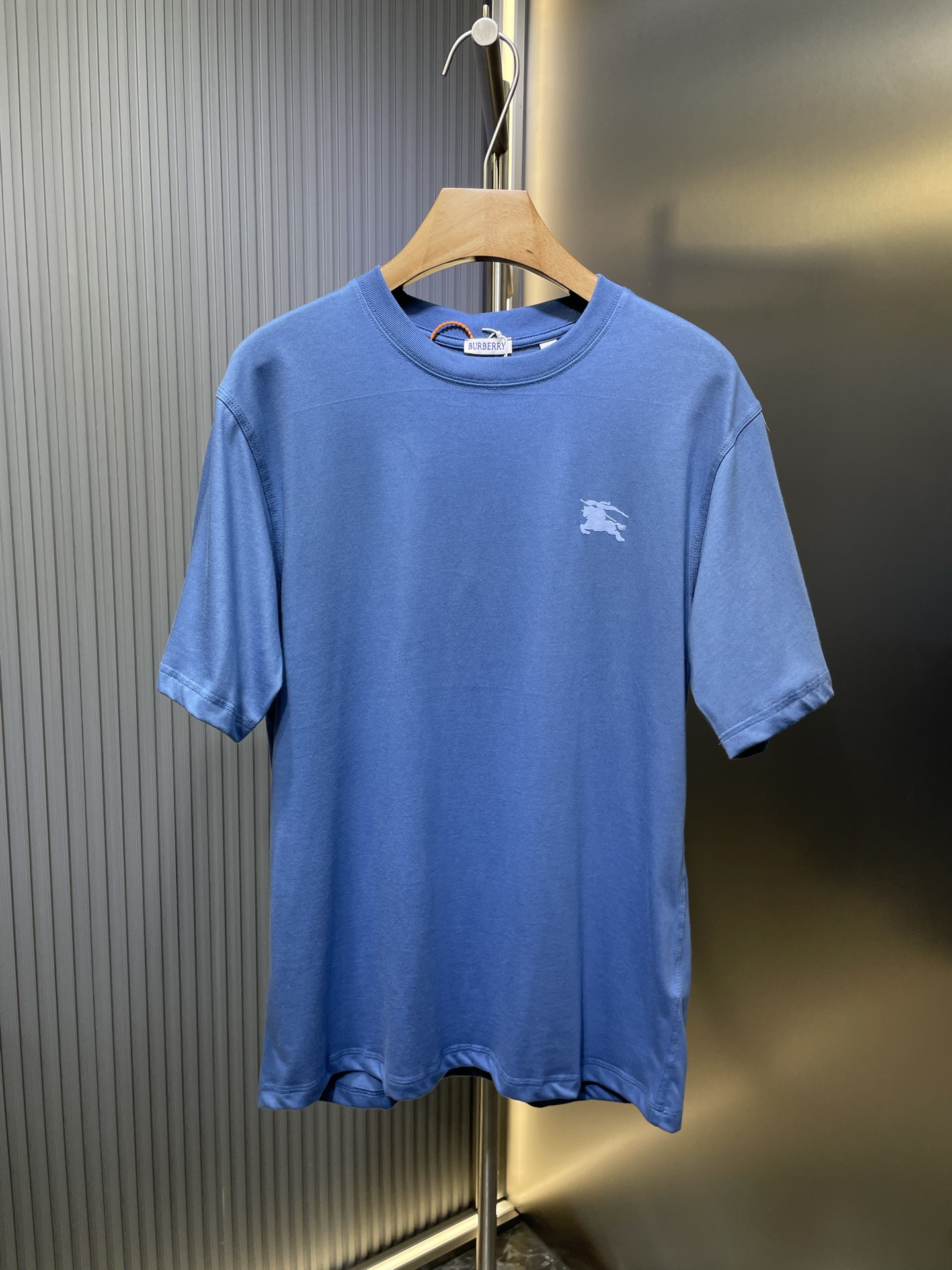 𝗕𝗨𝗥𝗕𝗘𝗥𝗥 🌟La camiseta de manga corta con cuello redondo de Burberry y placa con el logo resalta el encanto de la…