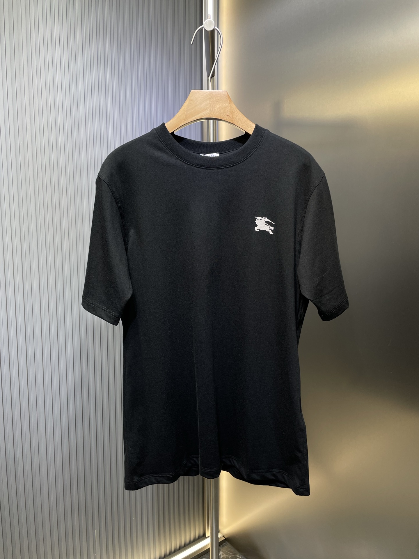 𝗕𝗨𝗥𝗕𝗘𝗥𝗥𝗬 🌟La camiseta de manga corta con cuello redondo de Burberry y placa con el logo resalta el encanto de …