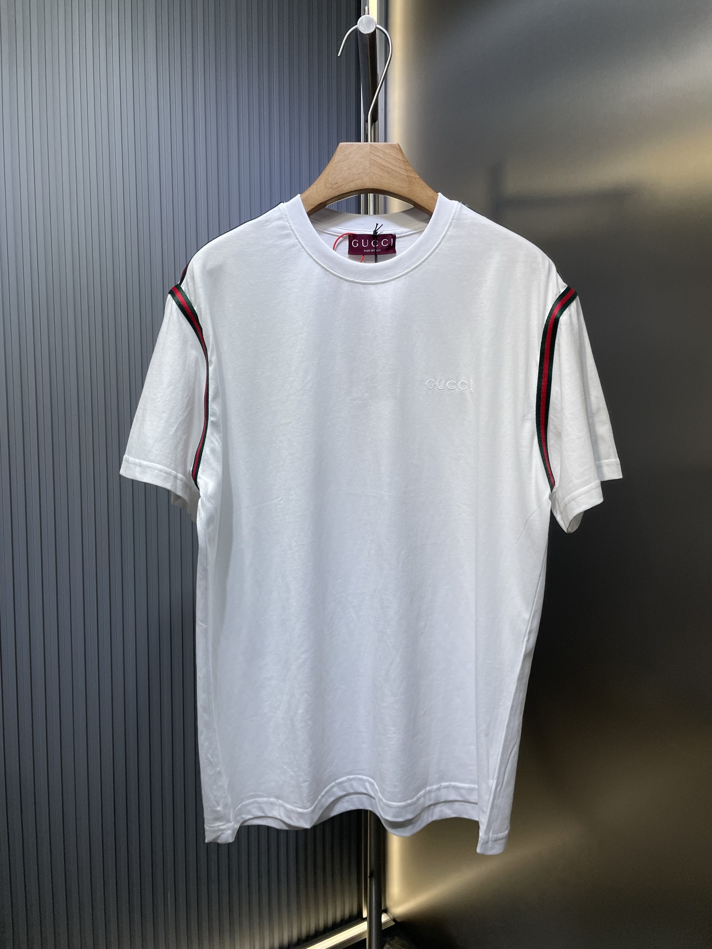 Gucci🌟【Réplica de primera calidad】Camiseta de manga corta con cinta bordada, tejido de sarga satinada suave y brillant…