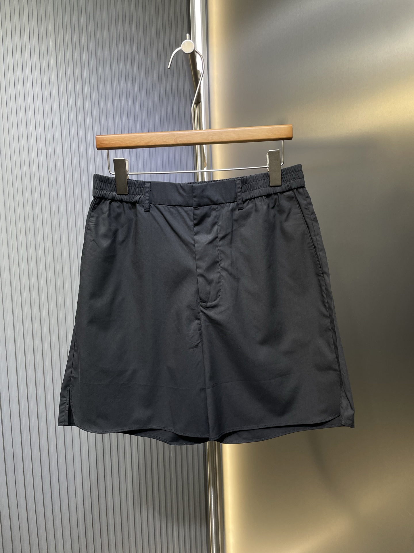 Fendi🌟【Réplica de primera calidad】Pantalones cortos Bermuda de 25ss con cintura fruncida y pierna recta, cintura elást…