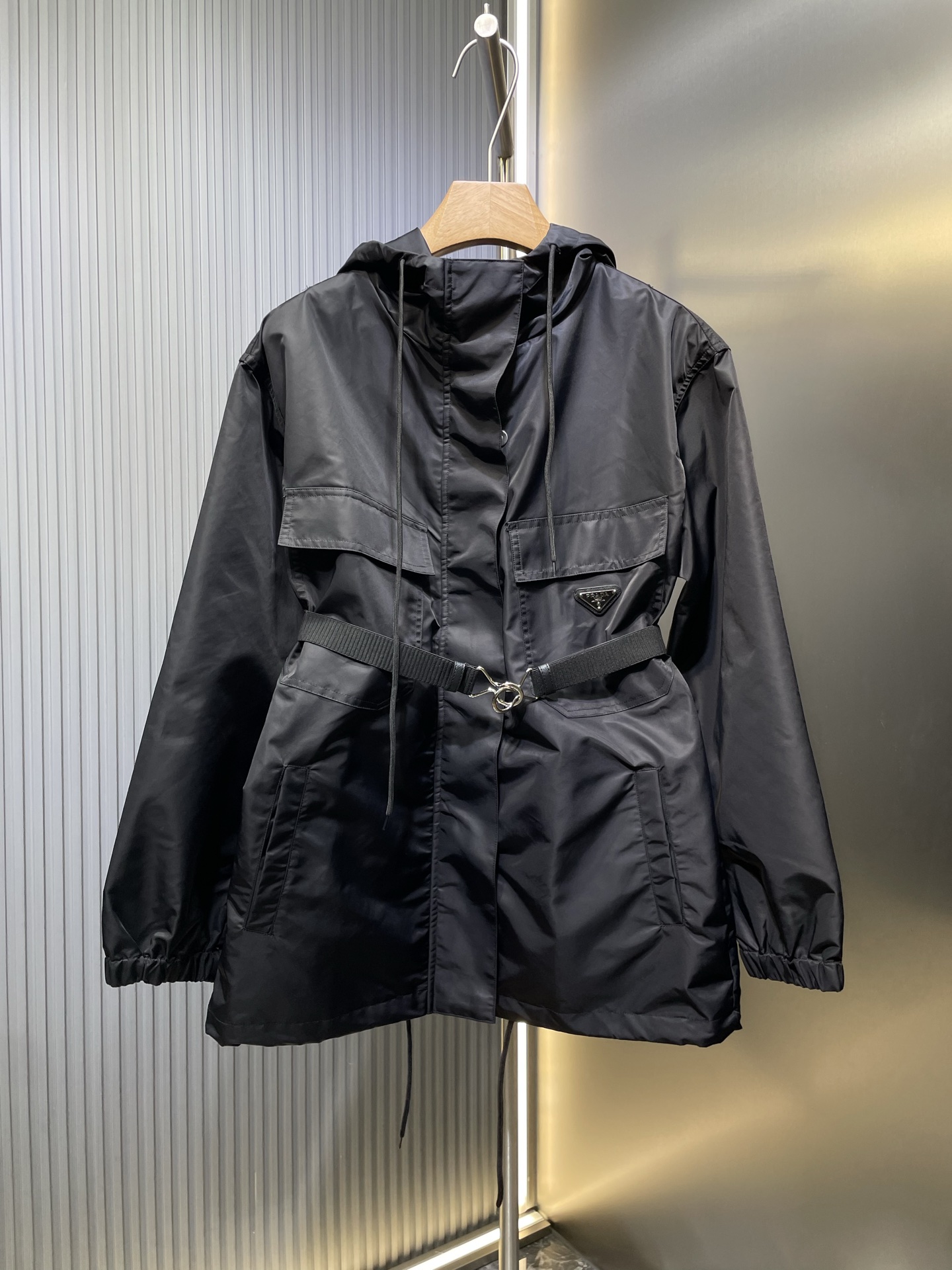 Prada🌟 【Réplica superior】 Novedad 2025 Chaqueta con capucha y cinturón Chaqueta personalizada Material de nailon de as…