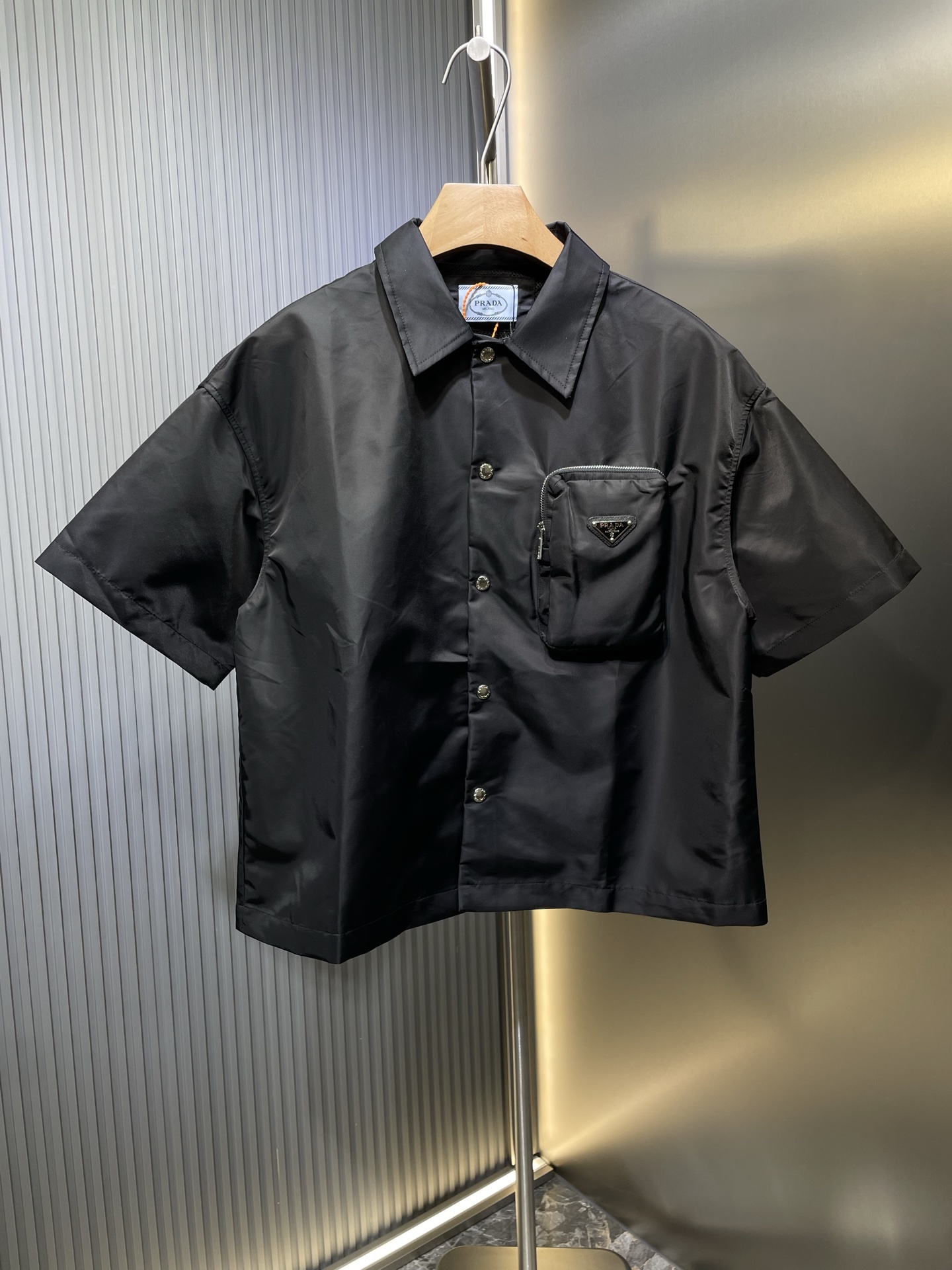 Prada 🌟【Réplica superior】La misma camisa de manga corta negra de trabajo que usan las estrellas de Prada. Prada ha sid…