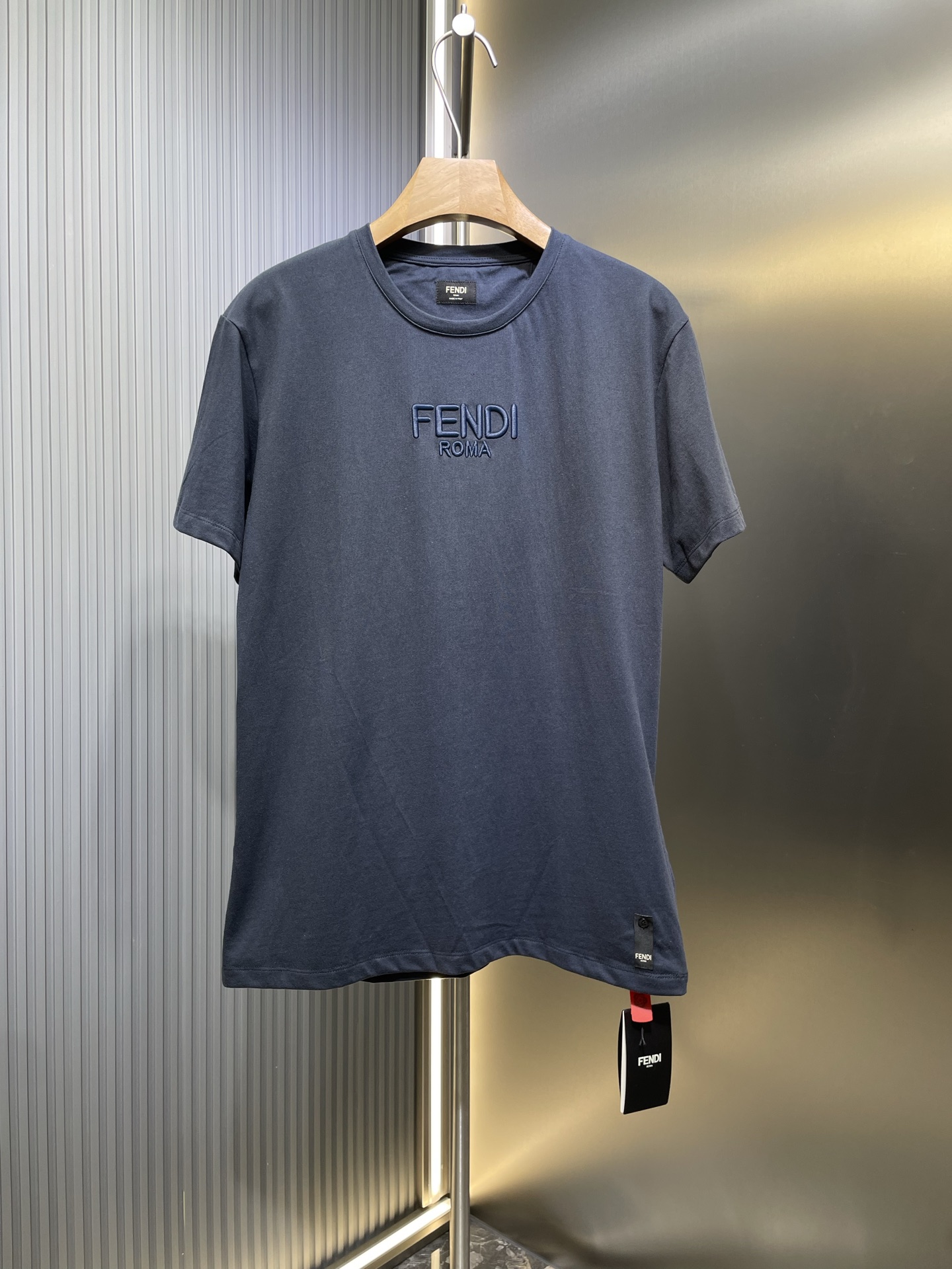 Fendi Roma 🌟【Réplica de primera calidad】Camiseta de manga corta bordada, tejido de algodón antiguo teñido de azul mari…