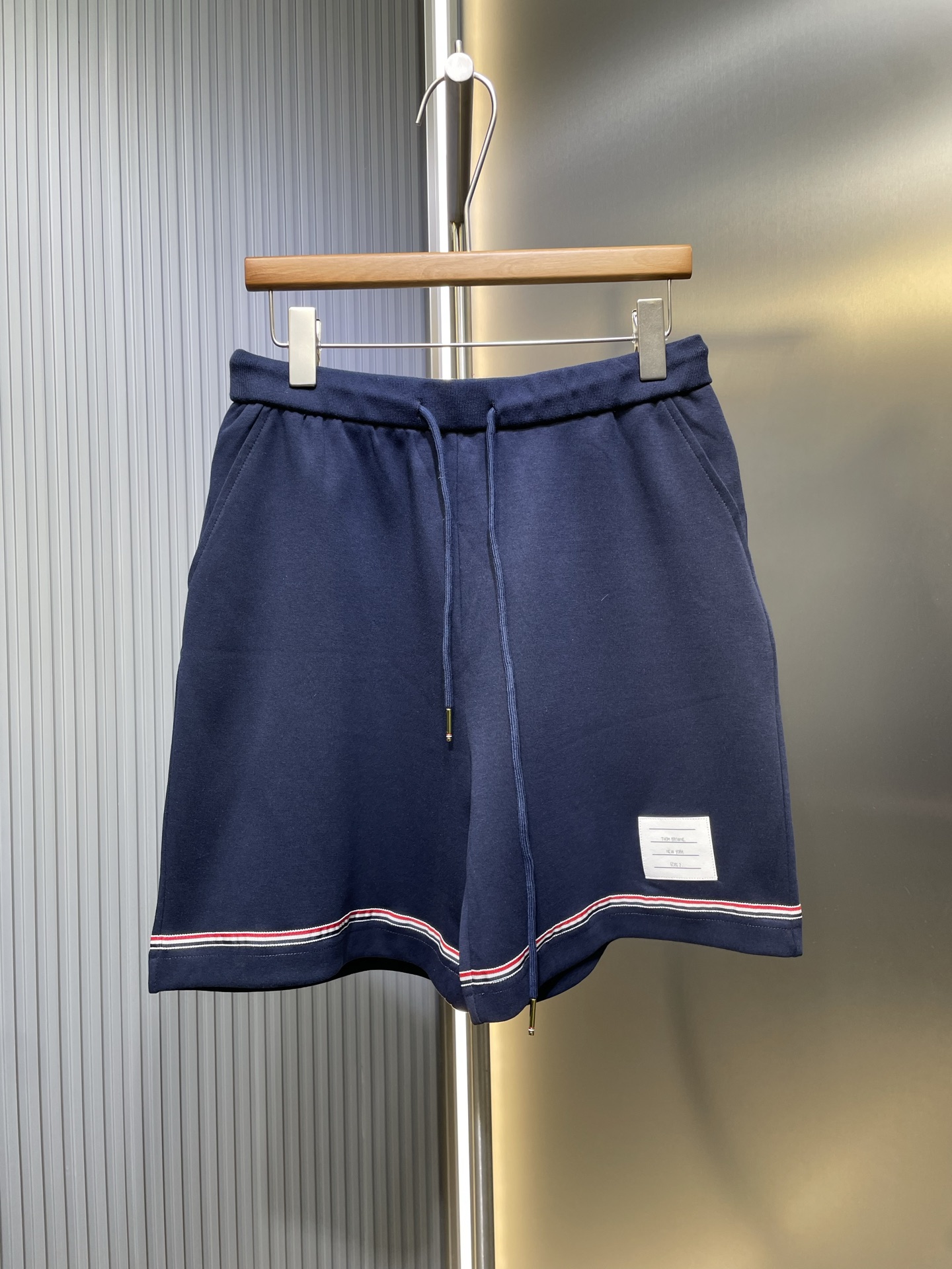THOM BROWNE 🌟【Top original】Pantalones cortos con etiqueta, tejido personalizado de algodón fino de doble cara, textura…