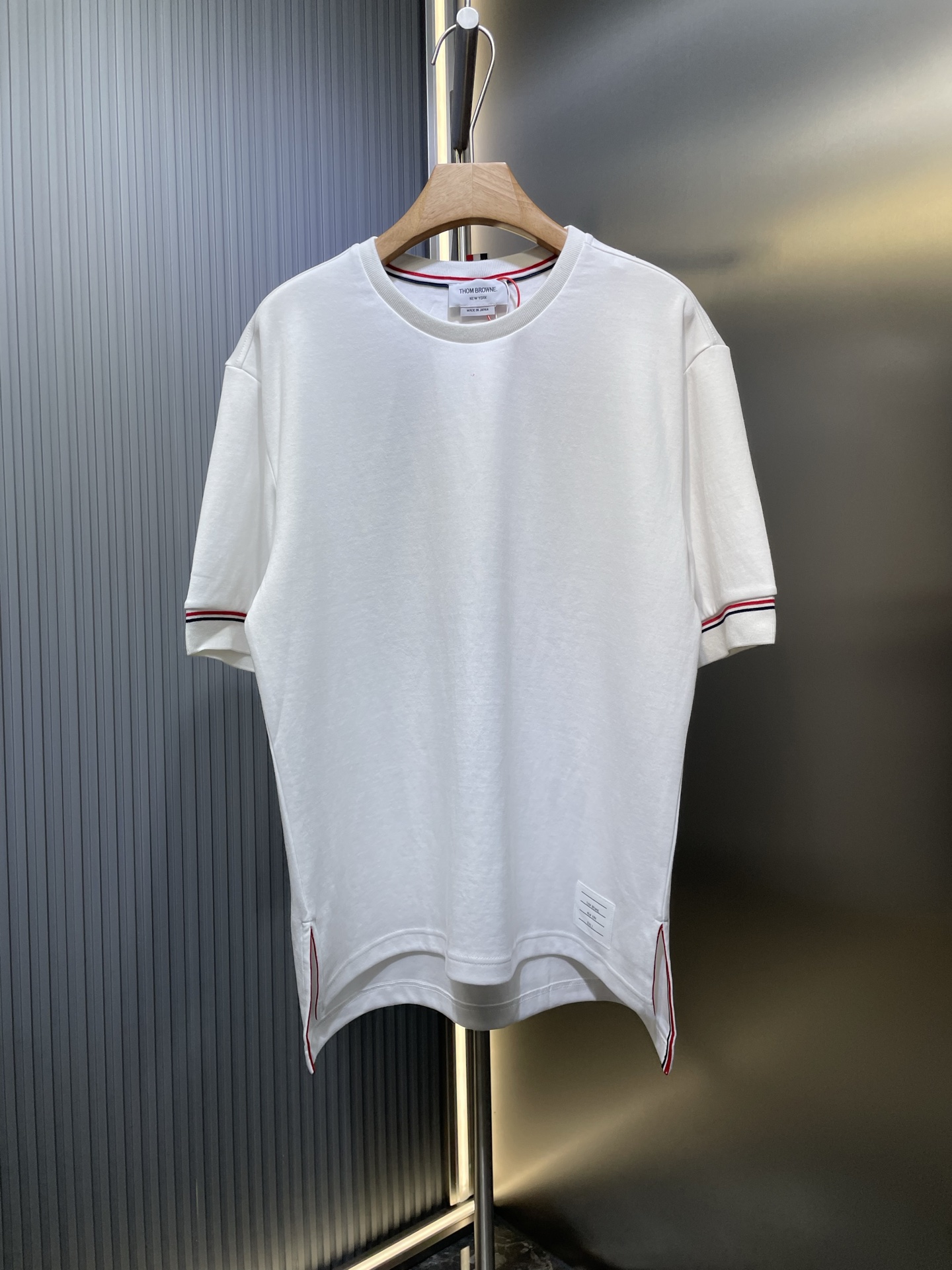THOM BROWNE 🌟【Top original】Camiseta con etiqueta, tejido personalizado de algodón fino de doble cara, textura rica, co…