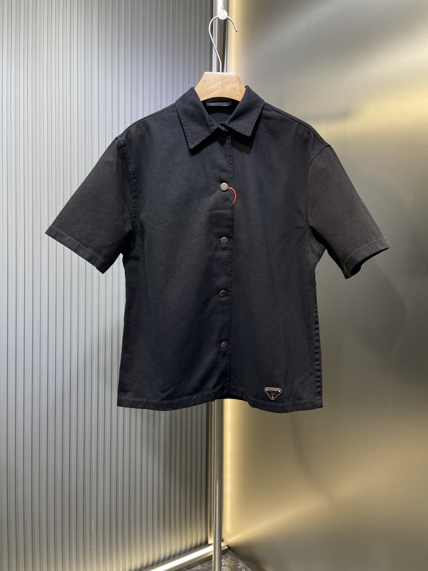 Prada 🌟【Top Original】Camisa de mezclilla con logo Terciopelo personalizado satén de sarga fantasma de alta densidad Ta…