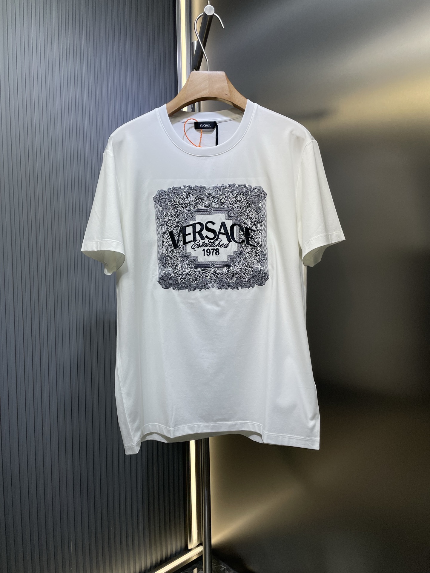 Versace🌟【Réplica de primera calidad】Nueva camiseta de manga corta de 2025 primavera/verano con bordado cuadrado de mil…