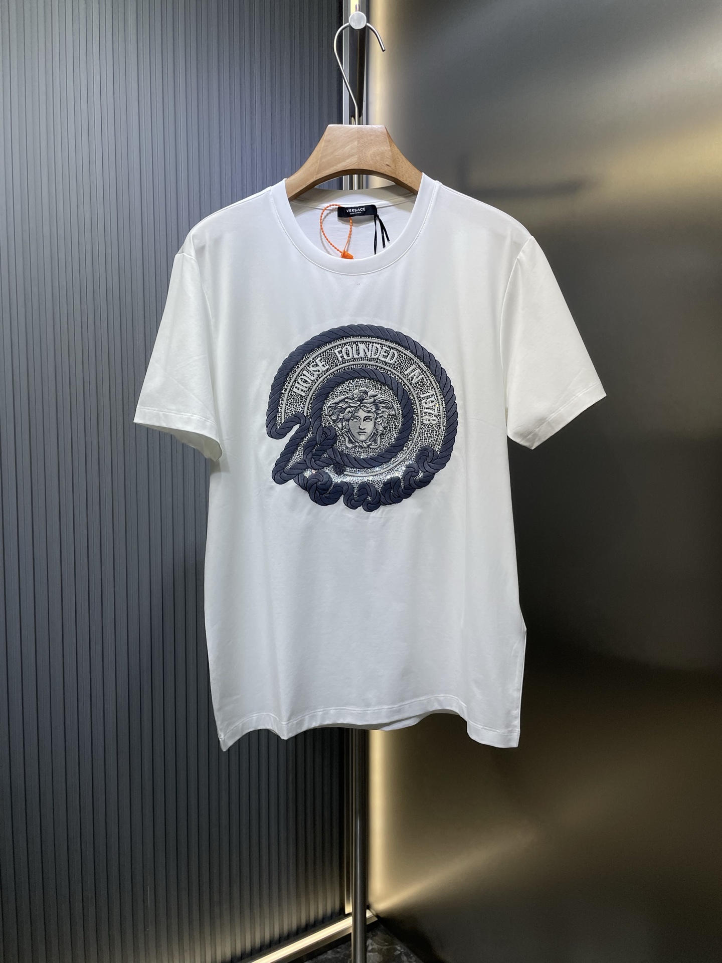 Versace🌟【顶级原单】2025春夏新品重工万针刺绣加施华洛水晶镶嵌medusa短袖T恤；定制100支双股丝光长绒棉面料，舒适柔软细腻！夏季非常适合的面料，胸前由圆形medusa万针刺绣加施华洛水晶钻镶嵌图案，堪称全球奢华品牌形象的…