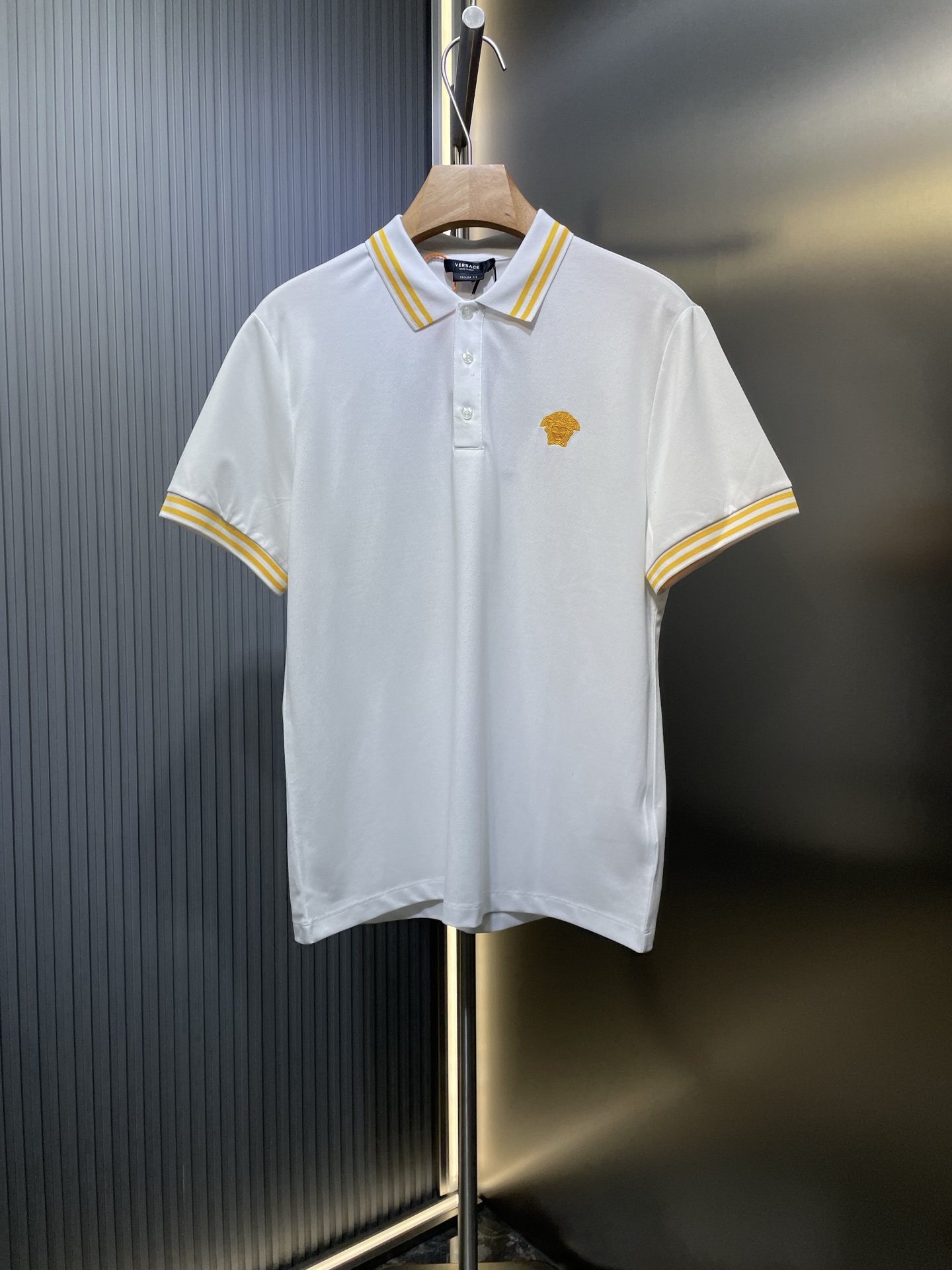 Versace 🌟【顶级原单】2025春夏新品金色刺绣medusa丝光珠地面料短袖POLO衫；定制100支丝光珠地面料，主打舒适透气！领口袖口拼接设计罗纹金色装饰，胸前金色medusa设计，纽扣也是原版定制！非常值得入手的一件奢华单品！…