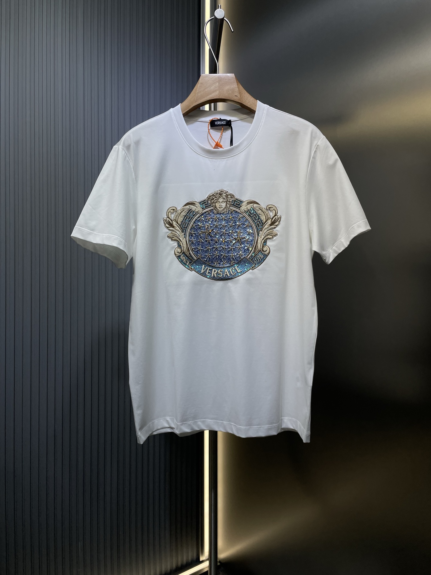 Versace 🌟【顶级简单】2025春夏新品海星medusa万针刺绣施华洛世奇水晶钻镶嵌短袖T恤；定制80支双股丝光长绒棉面料，胸前由海星组合medusa万针重工刺绣和施华洛世奇水晶真奥钻镶嵌的图案，奢华大气，精品代表作！ size：…