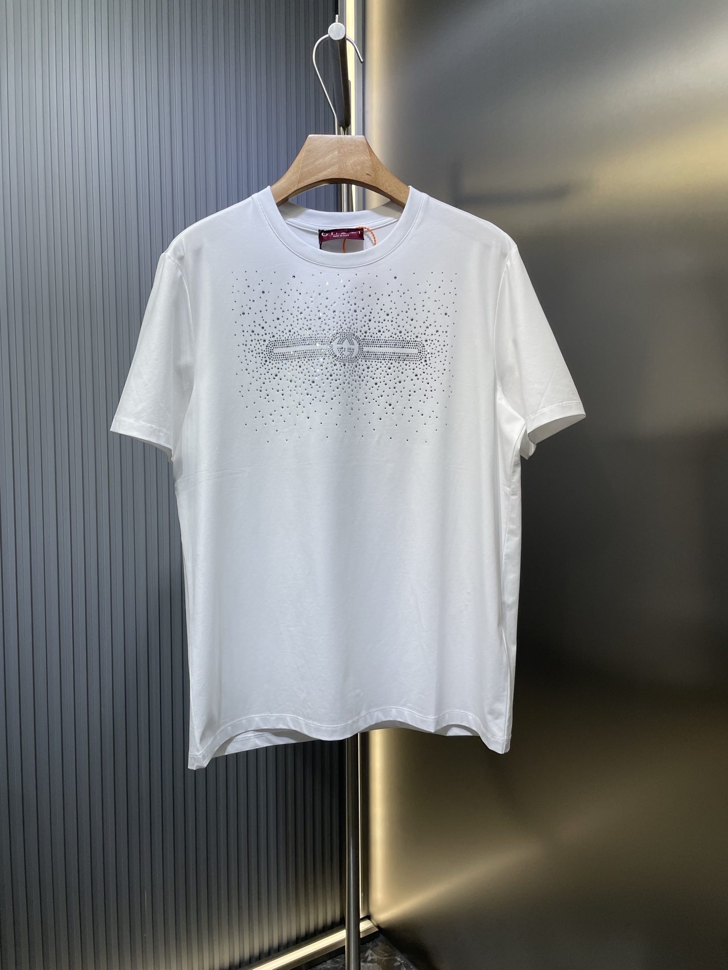Gucci🌟【顶级原单】Camiseta de cuello redondo con adornos de cristal de la nueva colección de primavera-verano 2025. Letras t…