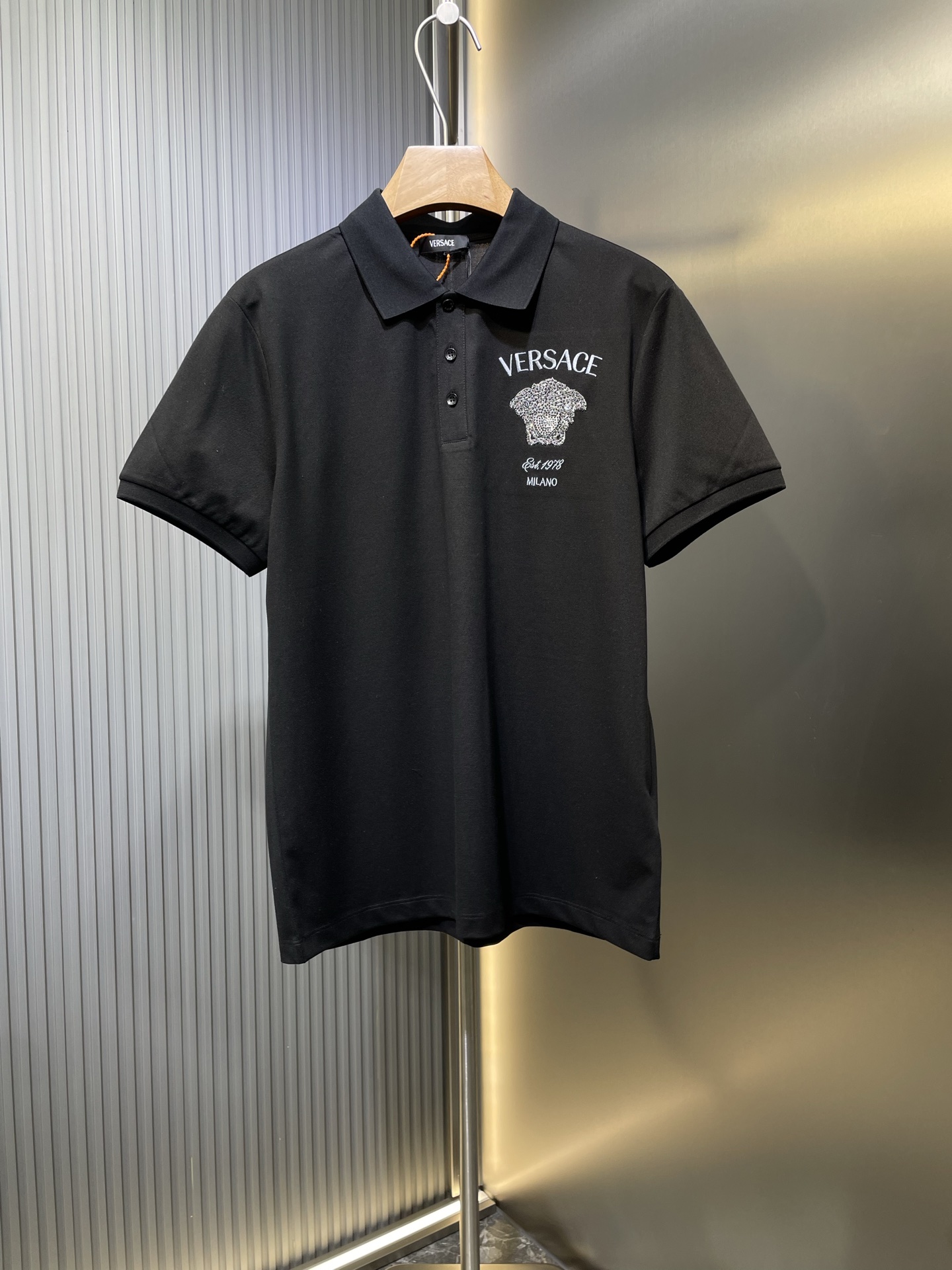Versace 🌟【顶级原单】2025春夏新品刺绣medusa短袖POLO衫，定制100支丝光珠地面料，胸前饰 刺绣➕施华洛世奇水晶镶嵌medusa图案，顶级奢华的代表，通过各种各样的元素搭配，尽量做到奢华完美！三标齐全 size：m-…