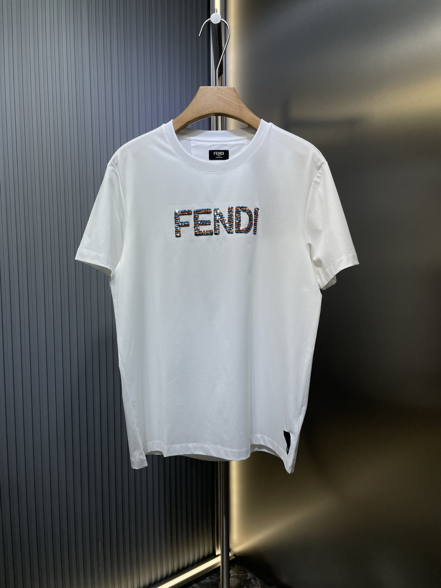 Fendi 🌟【Réplica de primera calidad】Nueva primavera-verano 2025 Camiseta de manga corta con bordado de lentejuelas de c…