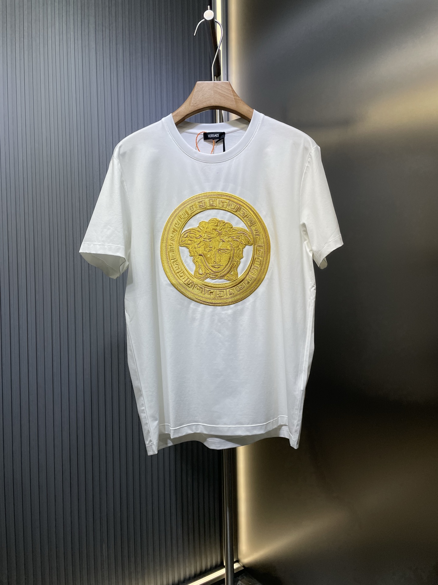 Versace🌟【定会原单】2025春夏新品印度金丝线刺绣圆形medusa短袖T恤；定制100支双股丝光美国苏皮马长绒棉面料，胸前印度金丝线拼色刺绣圆形medusa图案，万针刺绣重工打造，顶流奢华代表作，非常期待的一款爆款，各大店铺基本…