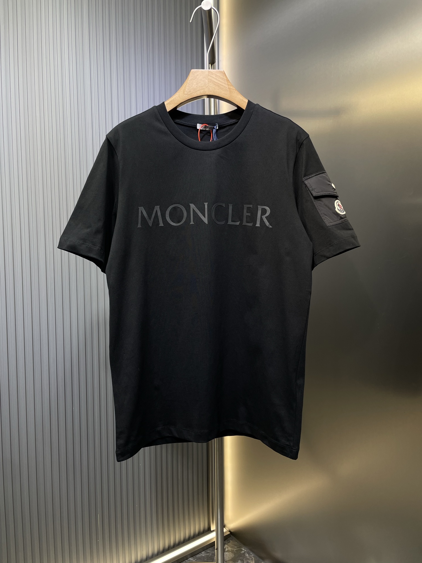 Moncler 🌟【Réplique originale de calidad superior】Camiseta de manga corta con bolsillo de parche y logo, tejido de muar…