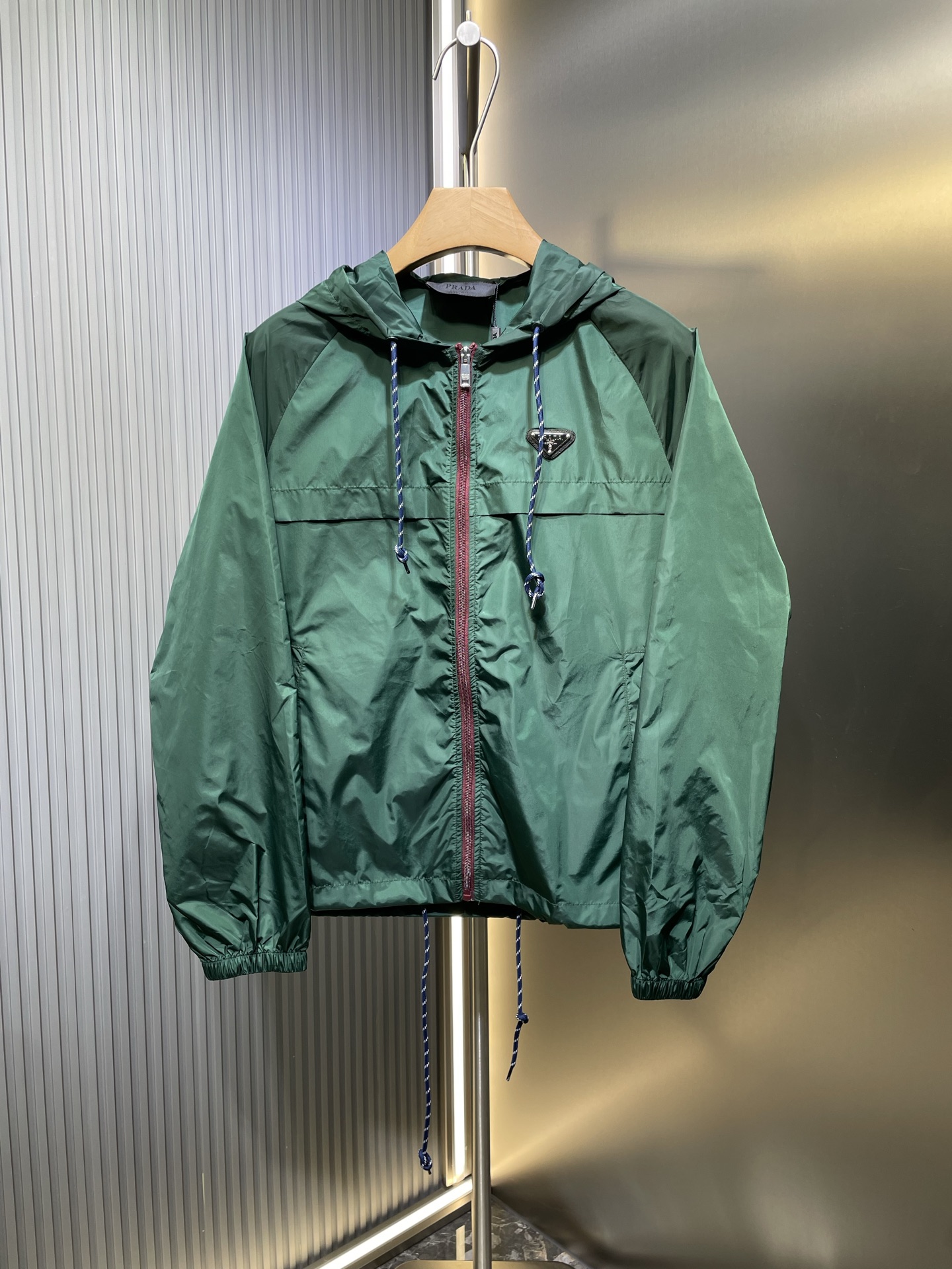 PRADA🌟 [Pedido original superior] 2025 primavera y verano nueva chaqueta de protección solar simple, delgada e informa…
