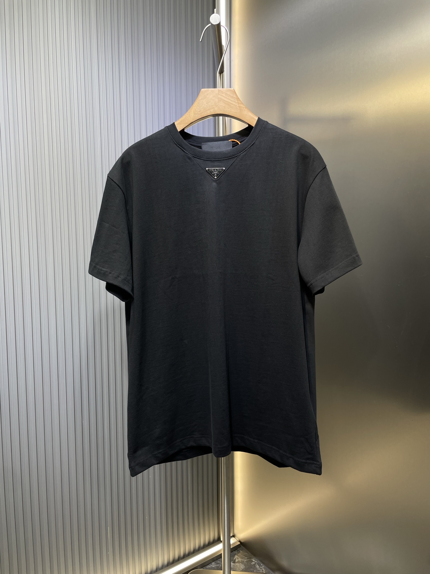 Prada🌟 【Pedido original superior】 Camiseta informal de manga corta para hombre con cuello redondo y nuevo estilo 2025 …