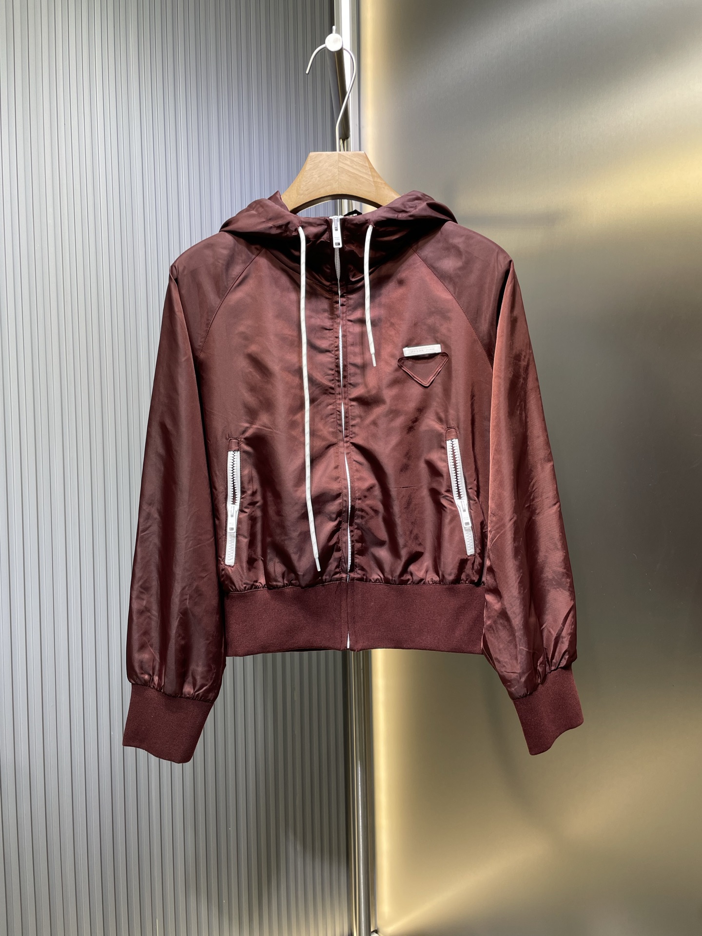 prada🌟[Pedido original superior] Chaqueta corta liviana con capucha y logo triangular de nuevo estilo de principios de…