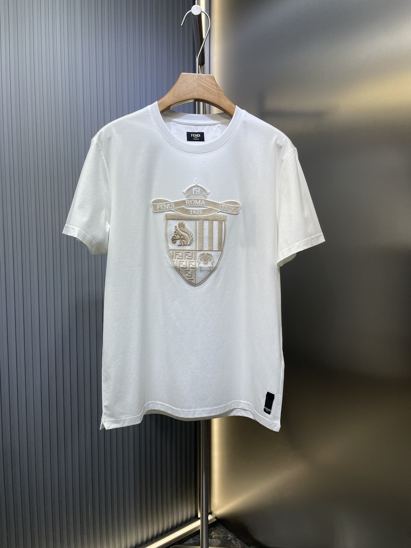 Fendi🌟【Réplica de primera calidad】Nueva primavera-verano 2025 Camiseta de manga corta Fendi Clup con bordado de aguja …