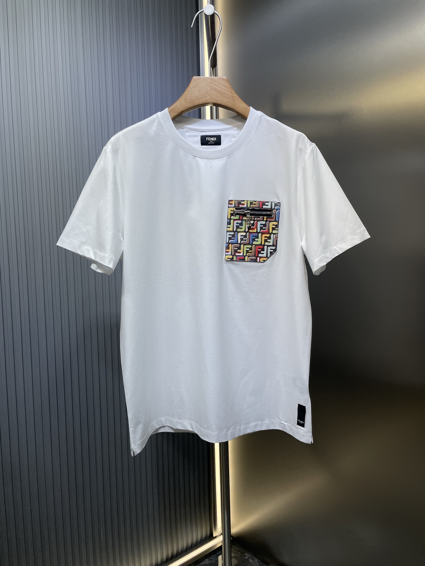 Fendi🌟【Réplica de primera calidad】(Fendi) Nueva temporada de primavera/verano 25, camiseta de cuello redondo de manga …