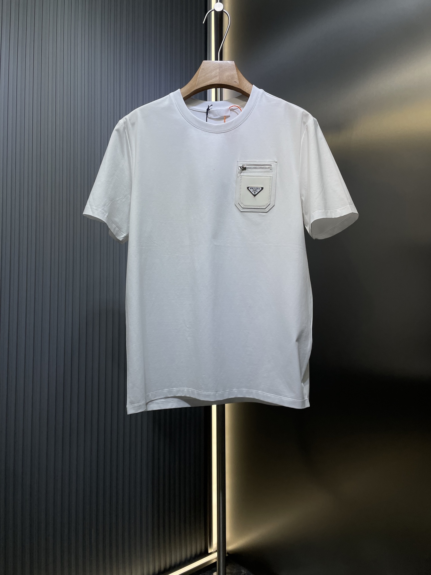 Prada (Prada) 25SS nueva camiseta de primavera y verano de manga corta con cuello redondo y bolsillo para accesorios en…