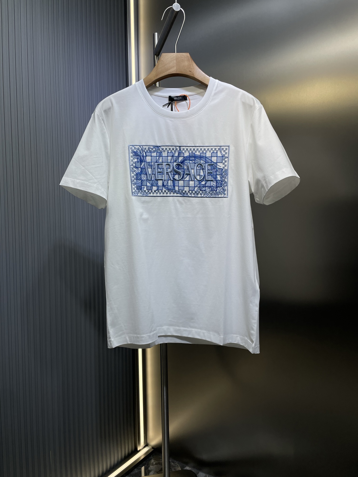 Versace 🌟【顶级原单】2024春夏新品格式拼色刺绣medusa短袖T恤；定制专属80支双股苏皮马棉面料，胸前饰有金银丝棋盘格和Barocco图案，点缀刺绣Versace Logo，非常精致时尚的一款精品！ size：s-xxxl