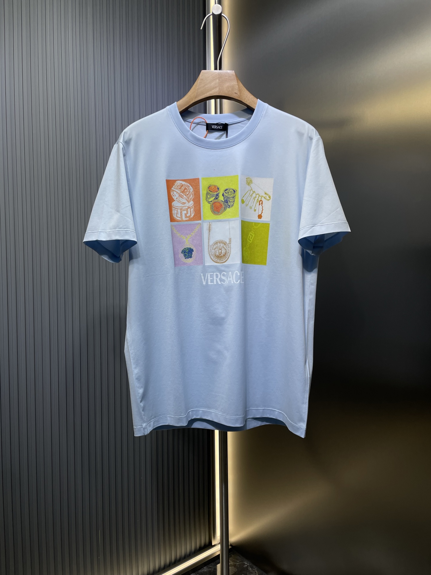 Versace（范思哲）🌟【顶级原单】25ss春夏新品男士康利直喷印花圆领短袖T恤，正面缀饰有抽象品牌标识康利直喷印花设计，打造男士基本款单品，为男士衣橱注入新意。采用80支双股丝光棉面料制成，面料质感高端、柔软丝滑，弹性优良抗皱抗黄，…