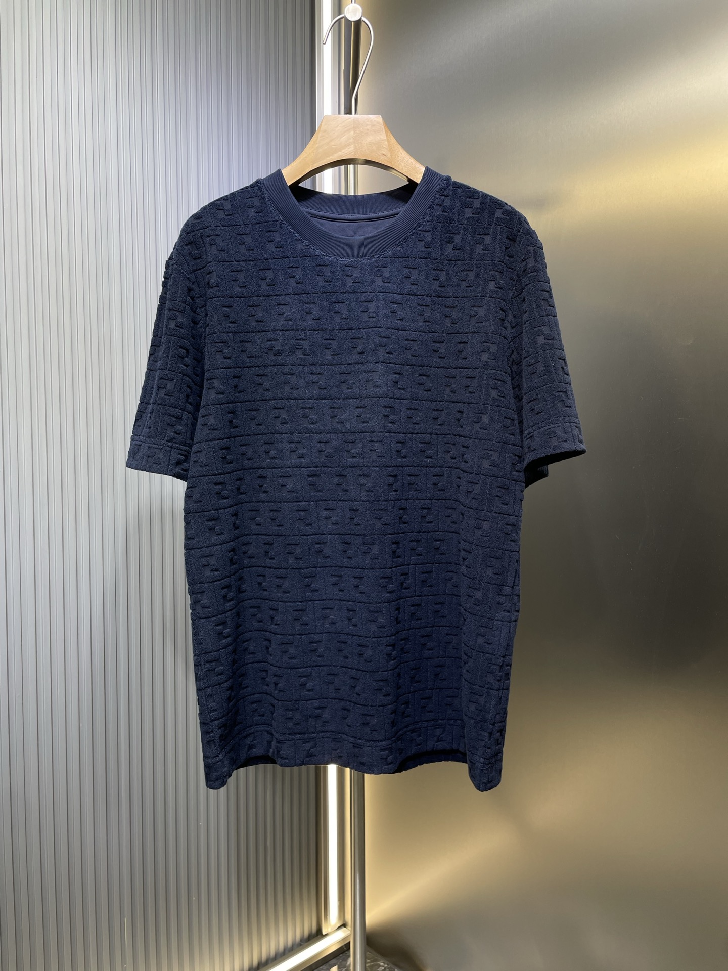 Fendi 🌟【Réplica de primera calidad】Camiseta de manga corta con logotipo FF en relieve, tela de felpa jacquard FF de do…