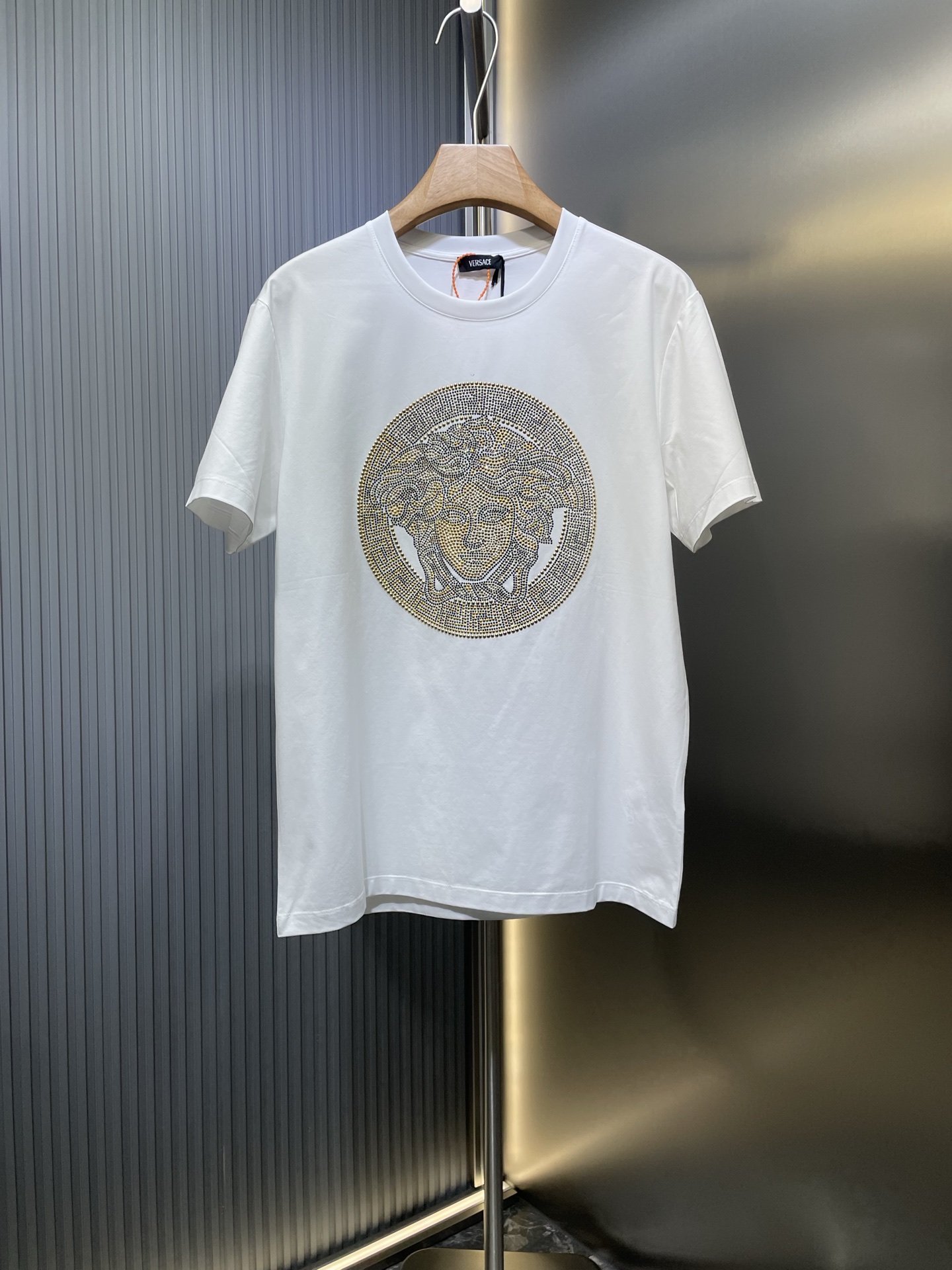 Versace🌟【顶级原单】2025春夏新品经典著作medusa施华洛世奇水晶钻镶嵌短袖T恤；定制100支双股丝光美苏皮马长绒棉！舒适柔软细腻，胸前由大小不同的铆钉施华洛水晶钻点缀镶嵌medusa图案，能够具备经典著作的款式绝对能够引领…