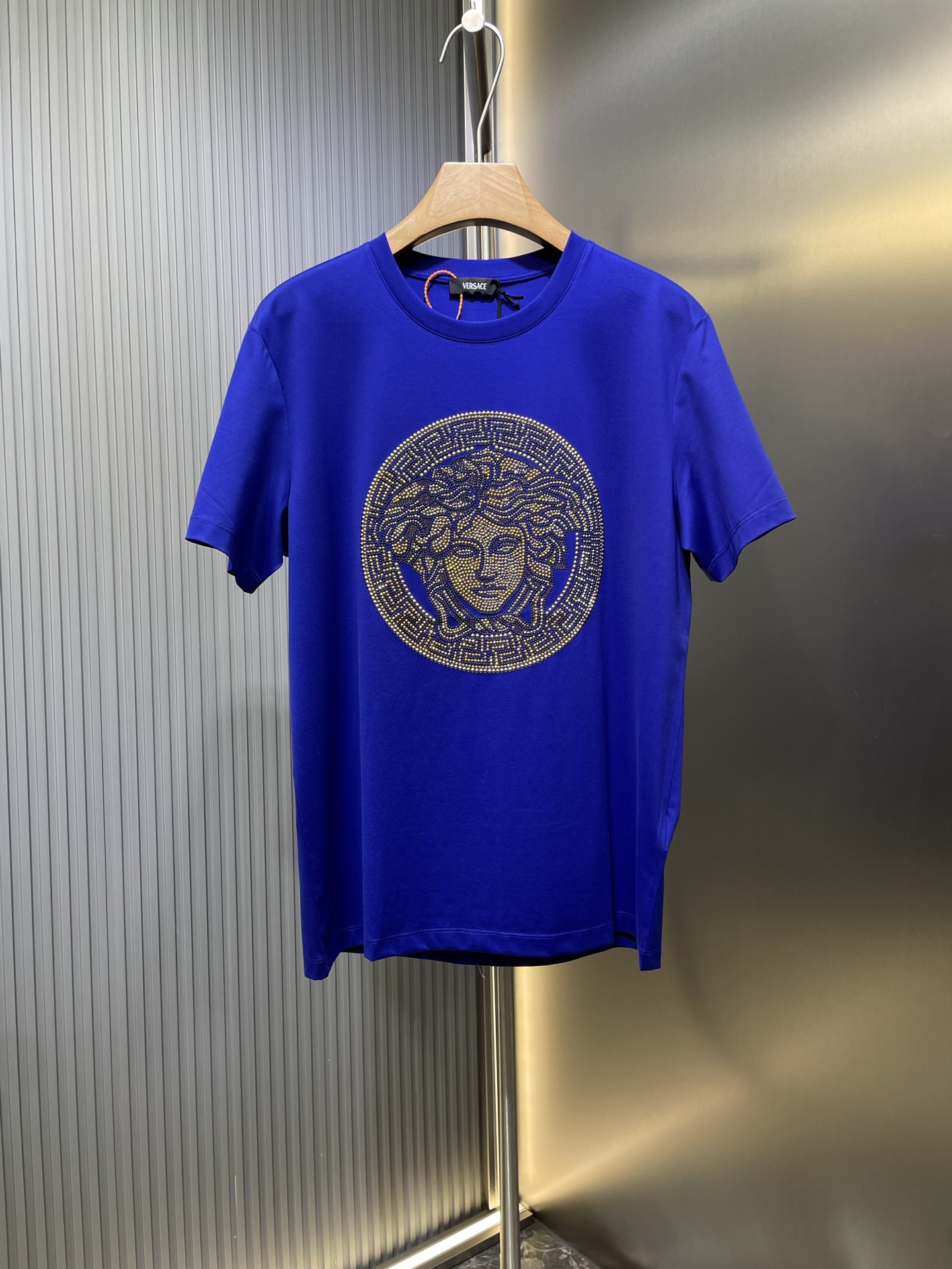 Versace🌟【顶级原单】2025春夏新品经典著作medusa施华洛世奇水晶钻镶嵌短袖T恤；定制100支双股丝光美苏皮马长绒棉！舒适柔软细腻，胸前由大小不同的铆钉施华洛水晶钻点缀镶嵌medusa图案，能够具备经典著作的款式绝对能够引领…
