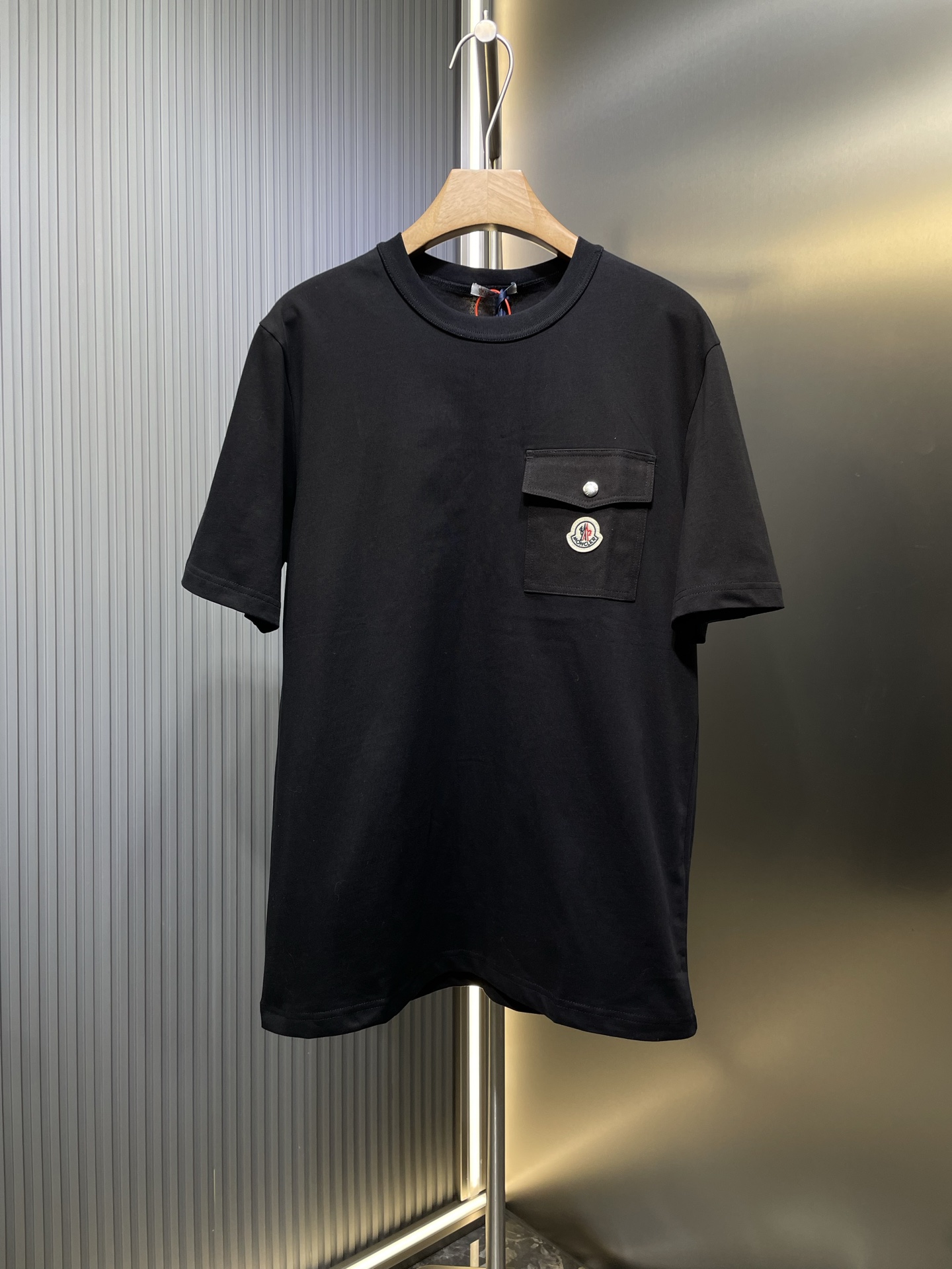 Moncler 🌟【Réplique originale de qualité supérieure】Camiseta de bolsillo con logo, tejido jacquard de muaré personaliza…