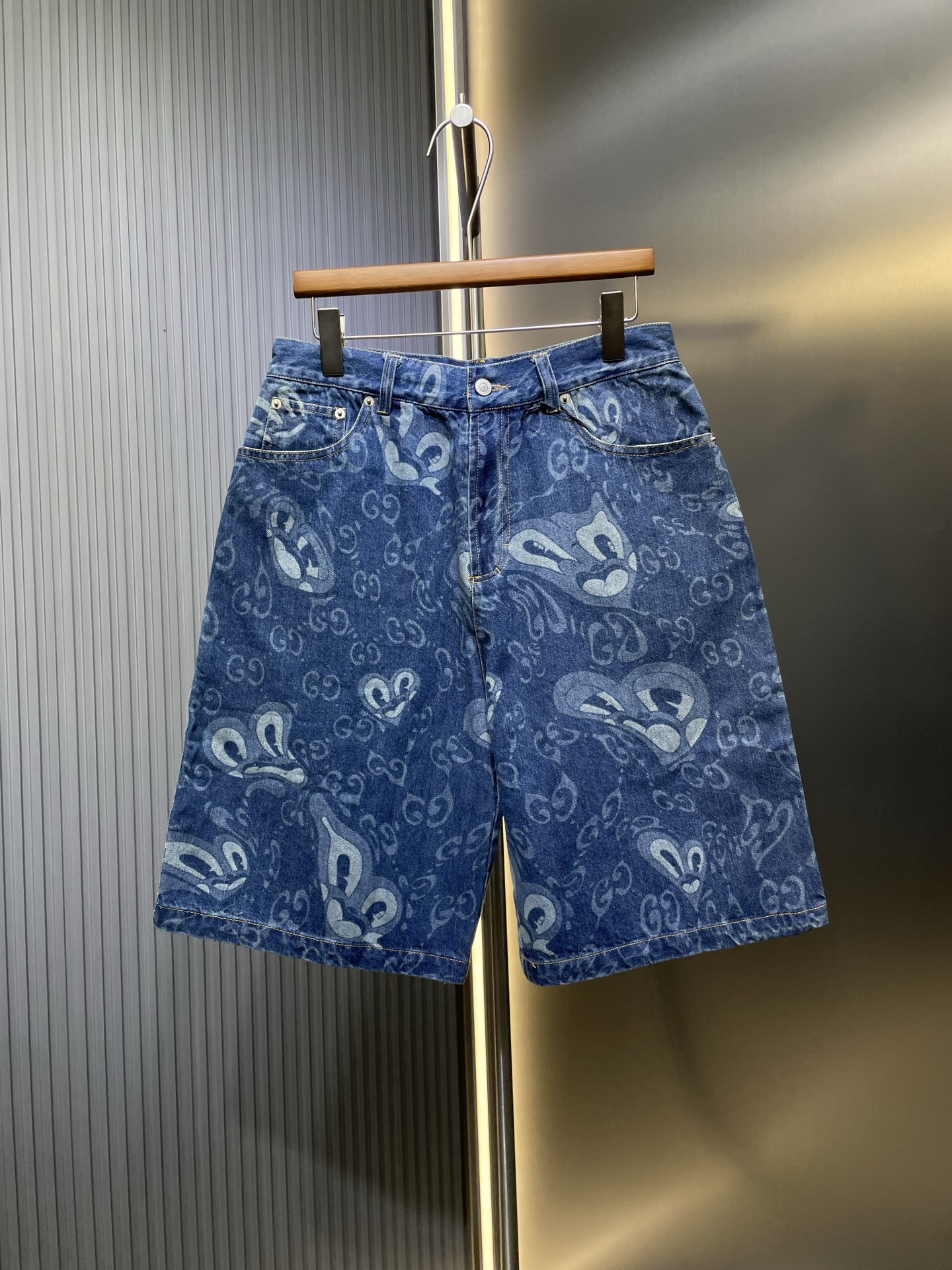 Gucci🌟【顶级原单】Pantalones cortos de mezclilla con corazón líquido. Diseño creativo de la artista e ilustradora londinense…