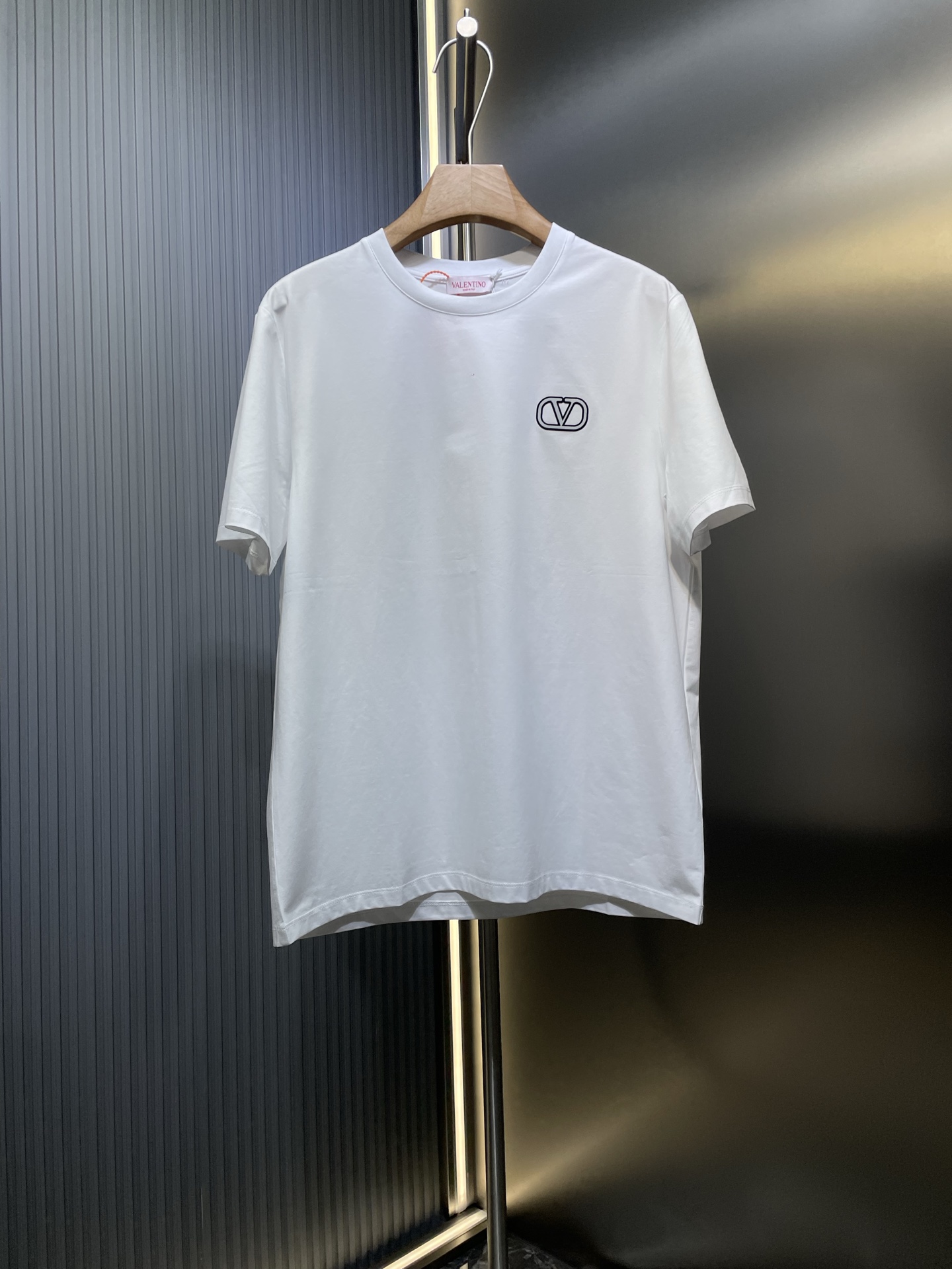 Valentino🌟【顶级原单】 (华伦天奴)25SS春夏新品立体印花圆领短袖T恤，胸前缀饰品牌立体字母设计，经典休闲单品更显精致，极简风格设计，不束缚不挑人的款式，简洁又好搭的一款Tee，采用80支双股丝光棉面料制成，面料质感高端、柔…