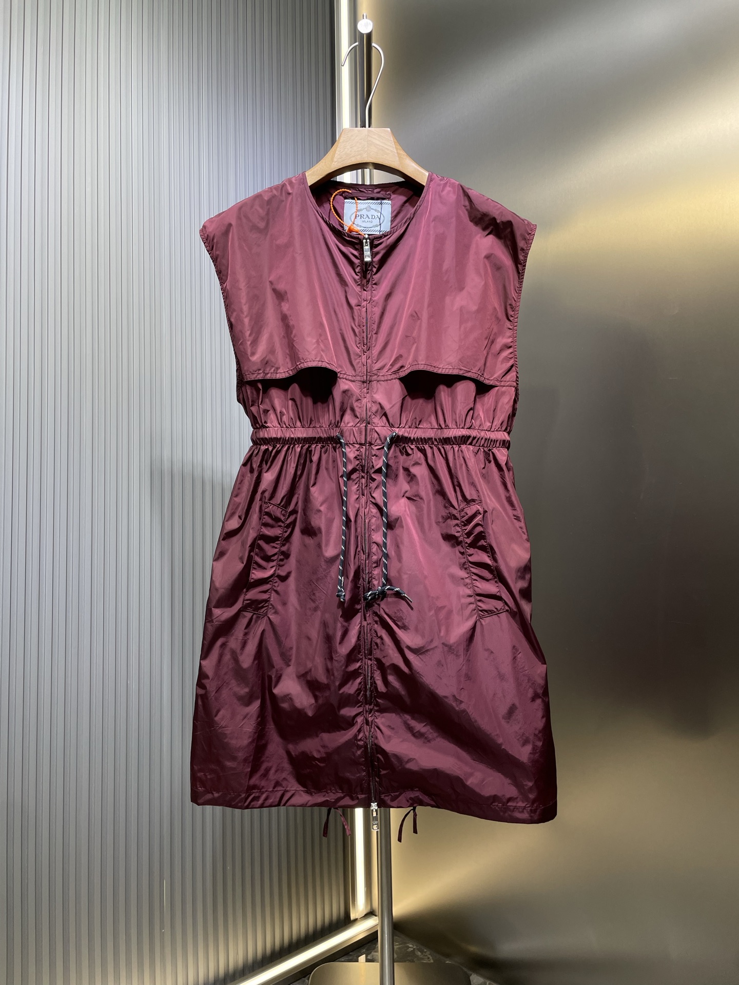 PRADA 🌟 【Pedido original superior】 Vestido de nailon color burdeos con diseño de cintura con cordón y nuevo producto d…
