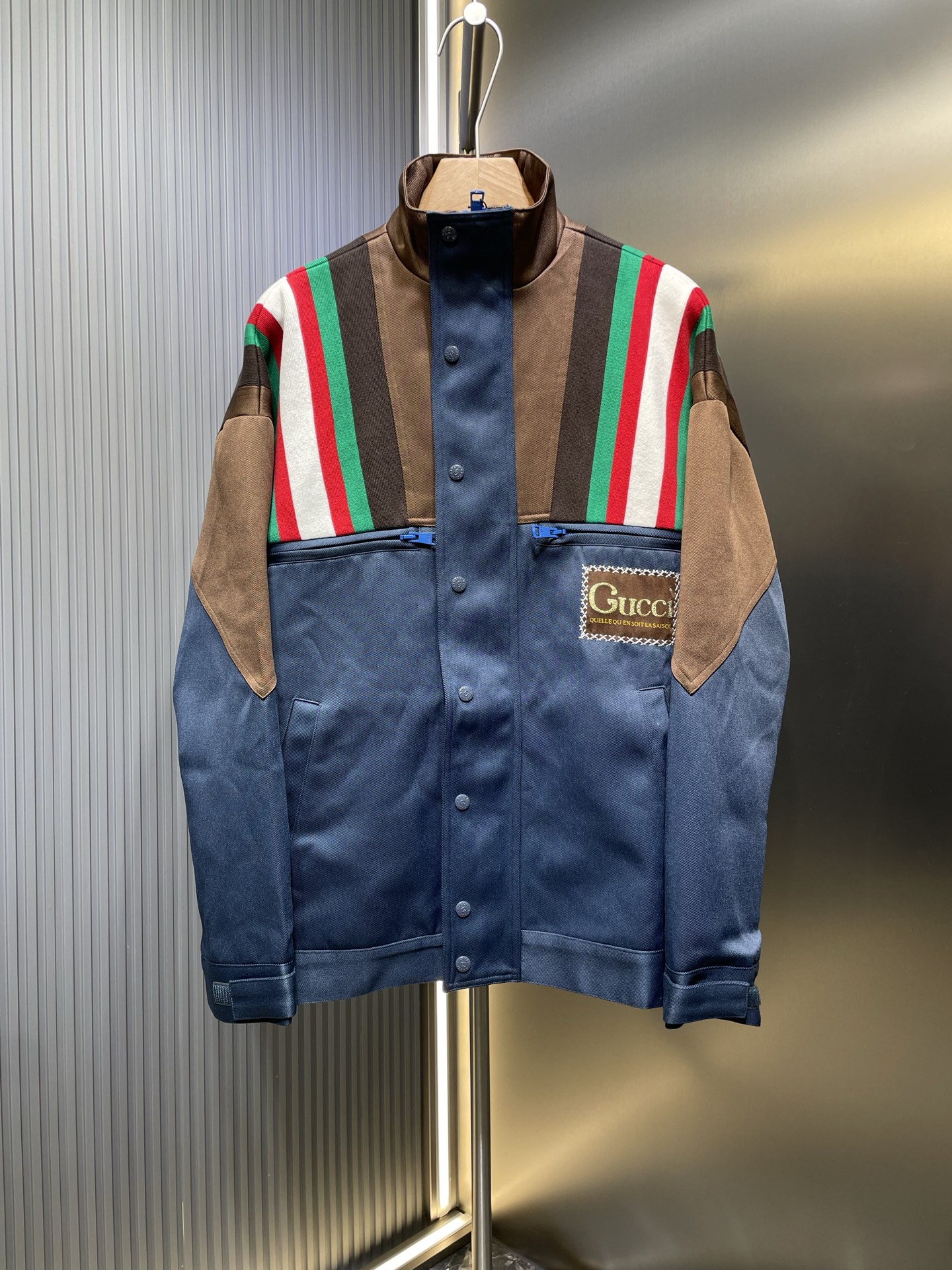 gucci🌟【Réplica de primera calidad】Chaqueta de manga larga de estilo retro con cinta decorativa en los hombros, confecc…
