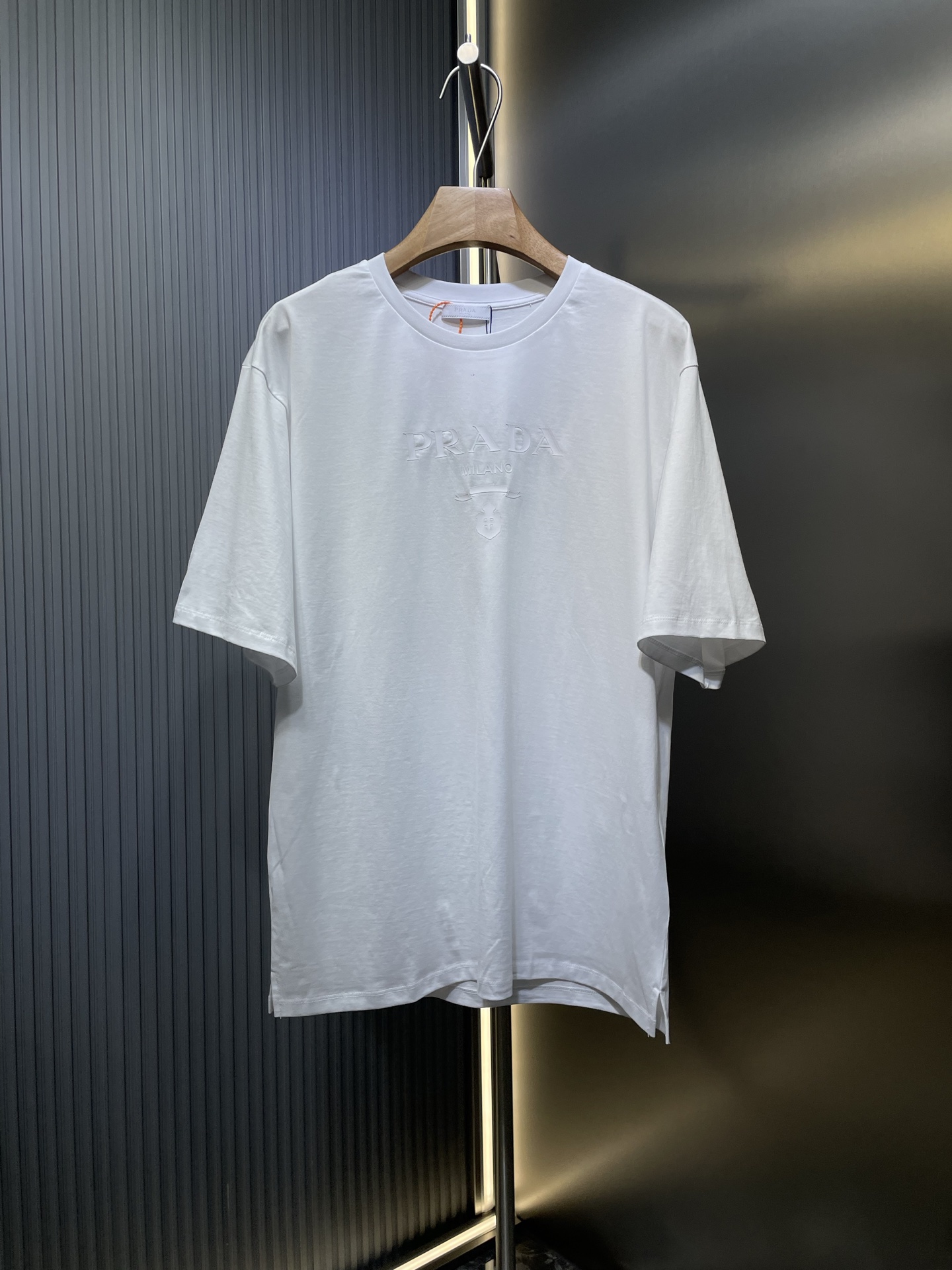 PRADA 🌟【Top original】Camiseta de manga corta con cuello redondo y estampado de color liso. Auténtico 9030 comprado y d…