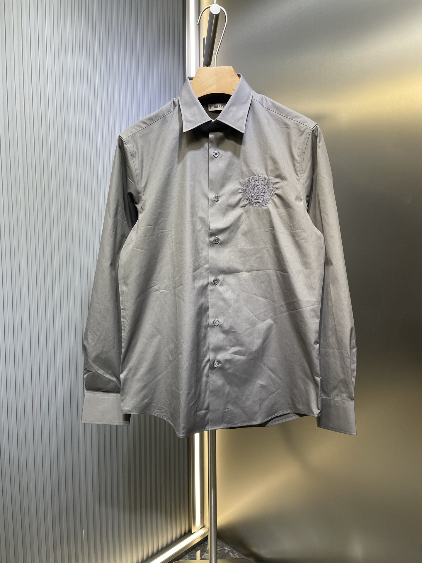burberry🌟【Top pedido original】Camisa nueva Burberry 25ss, confeccionada en tejido de popelín de algodón. Confeccionado…