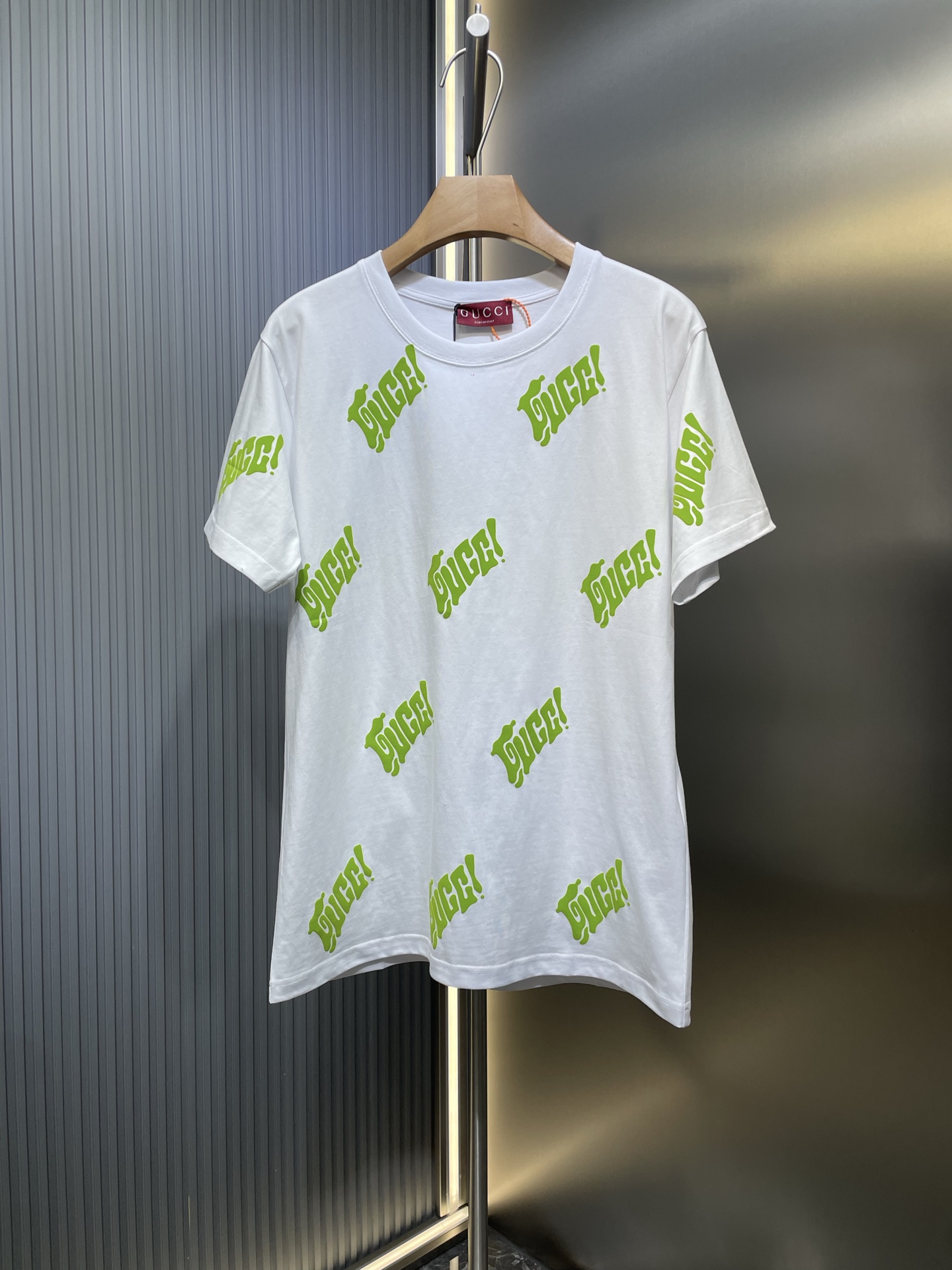 2025ss🌟【Réplica de primera calidad】Camiseta de cuello redondo de algodón con logo verde termoprensado, tejido de algod…