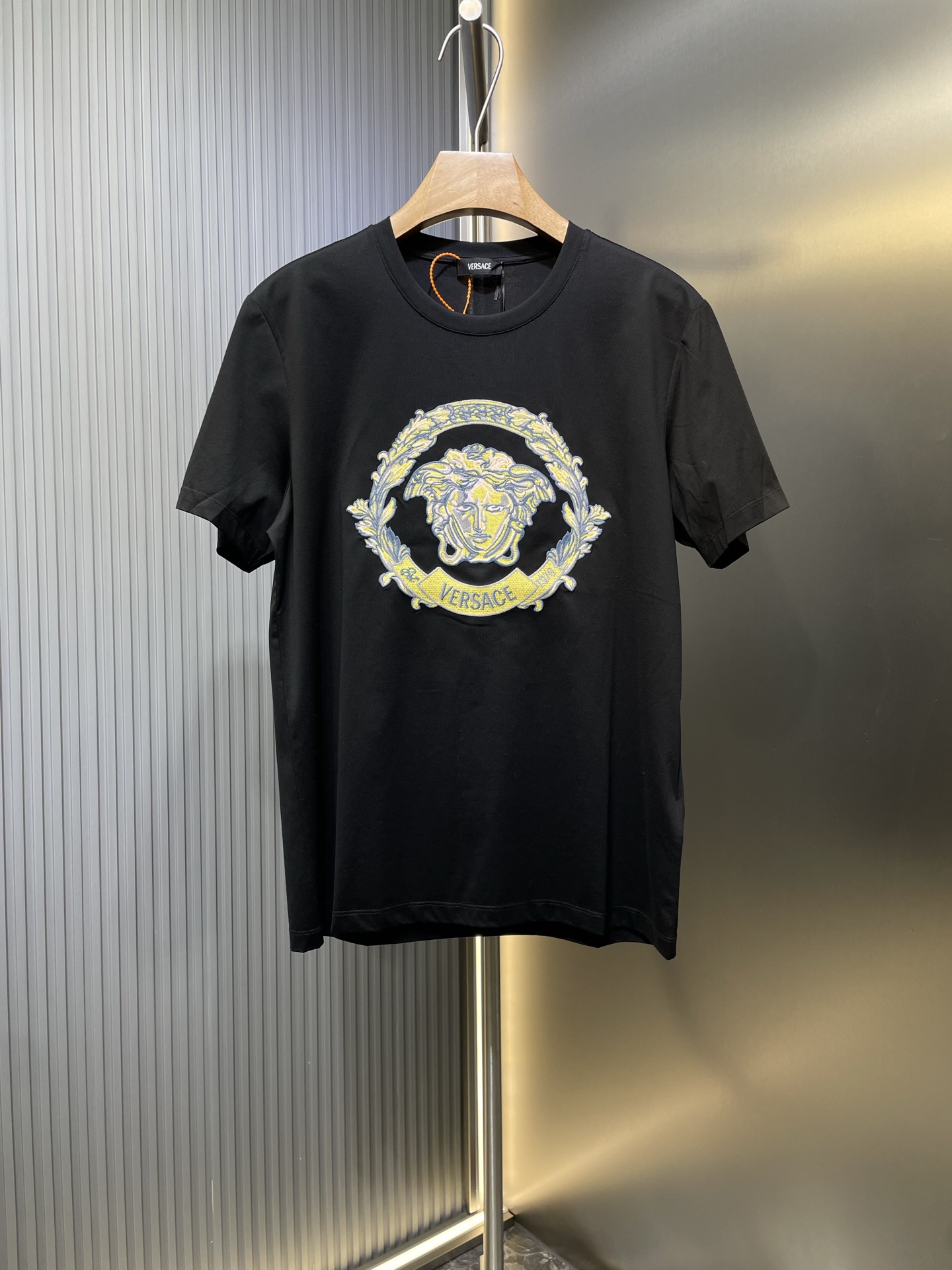 Versace 🌟【Original de primera calidad】Nuevo T-shirt de manga corta de primavera/verano 2025 con bordado de miles de pu…