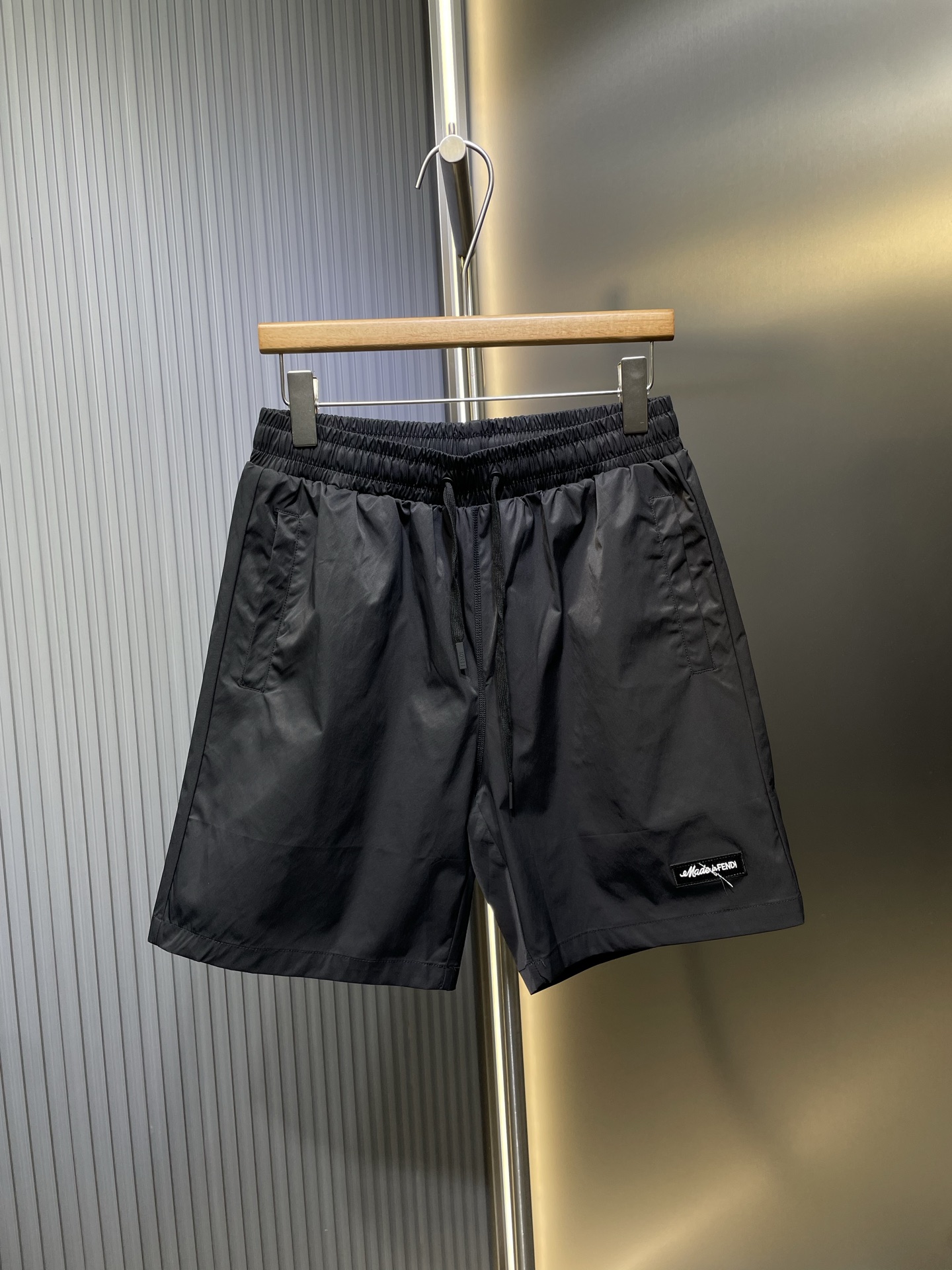FENDI 🌟【Réplica de primera calidad】Nueva temporada de primavera/verano 2025, pantalones cortos con bordado de parche d…