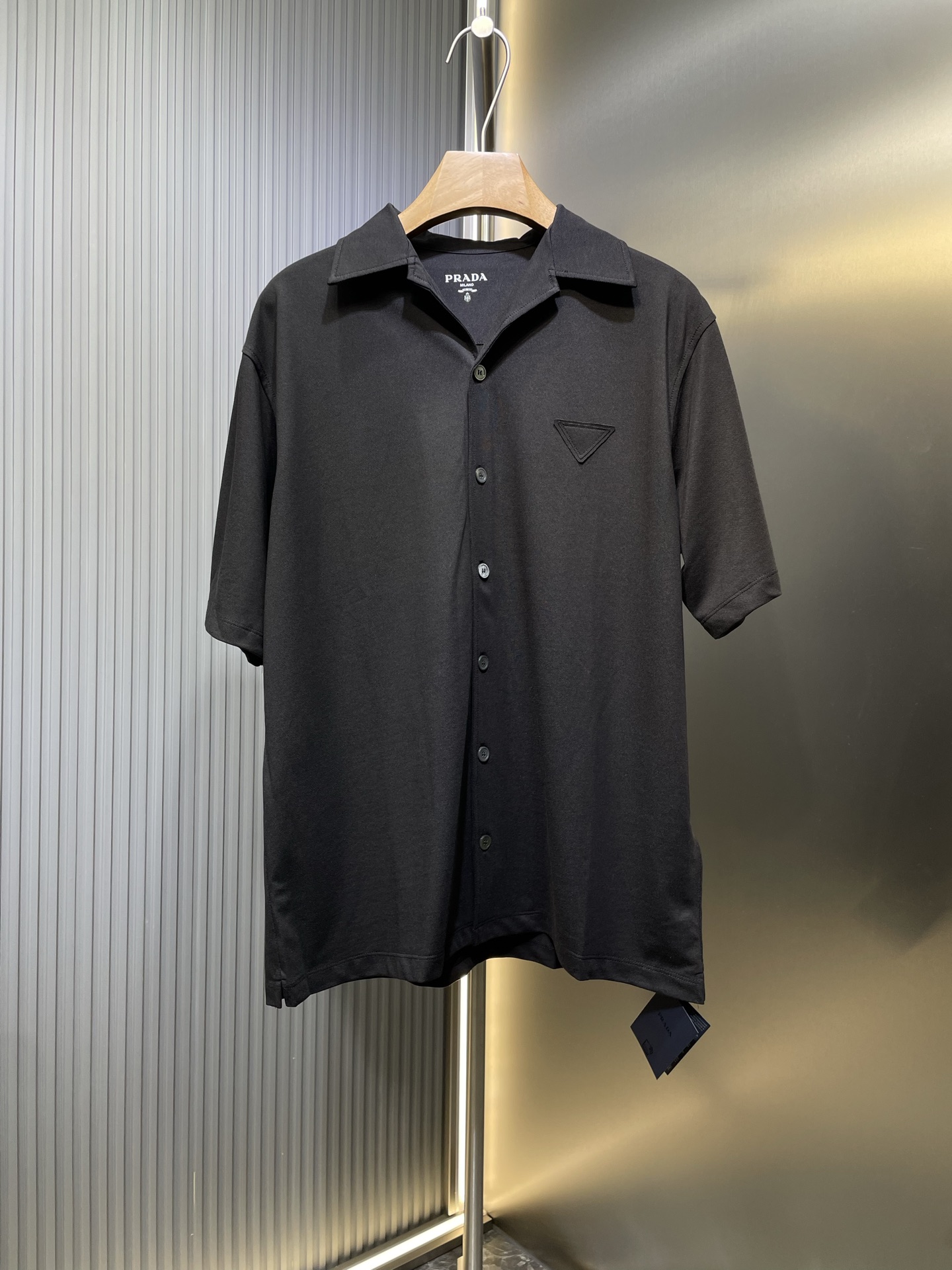 PRADA 🌟[Top original] Camisa holgada de manga corta con botones. Compra y desarrollo auténticos del 9650. Tejido piqué…